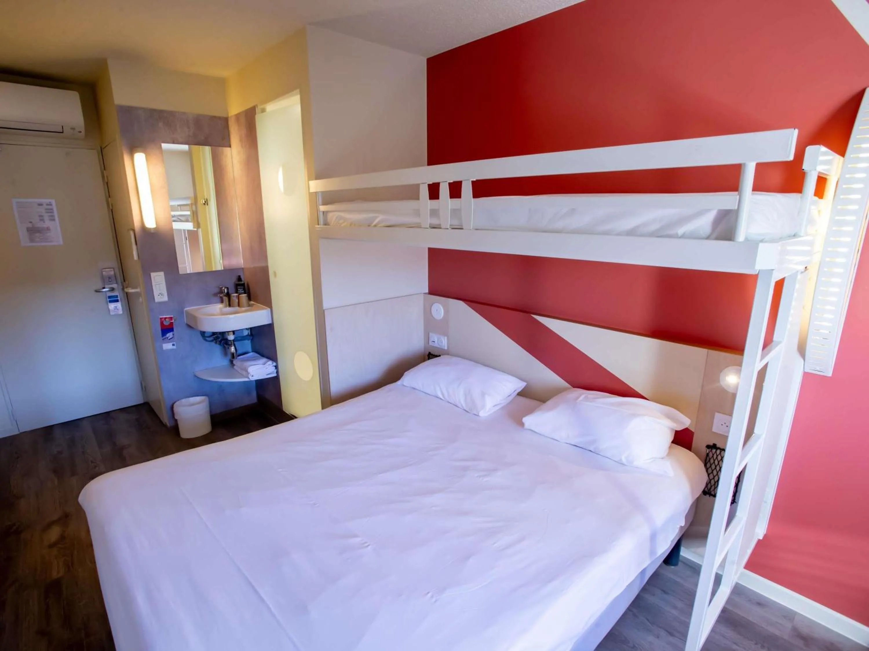 Bedroom, Bed in ibis budget Haguenau Strasbourg Nord