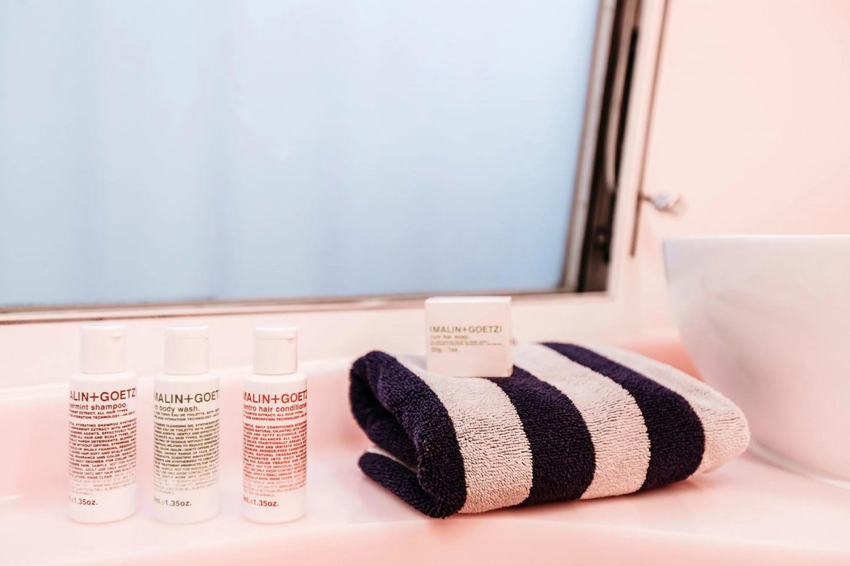 Bathroom, Bed in Hotel No