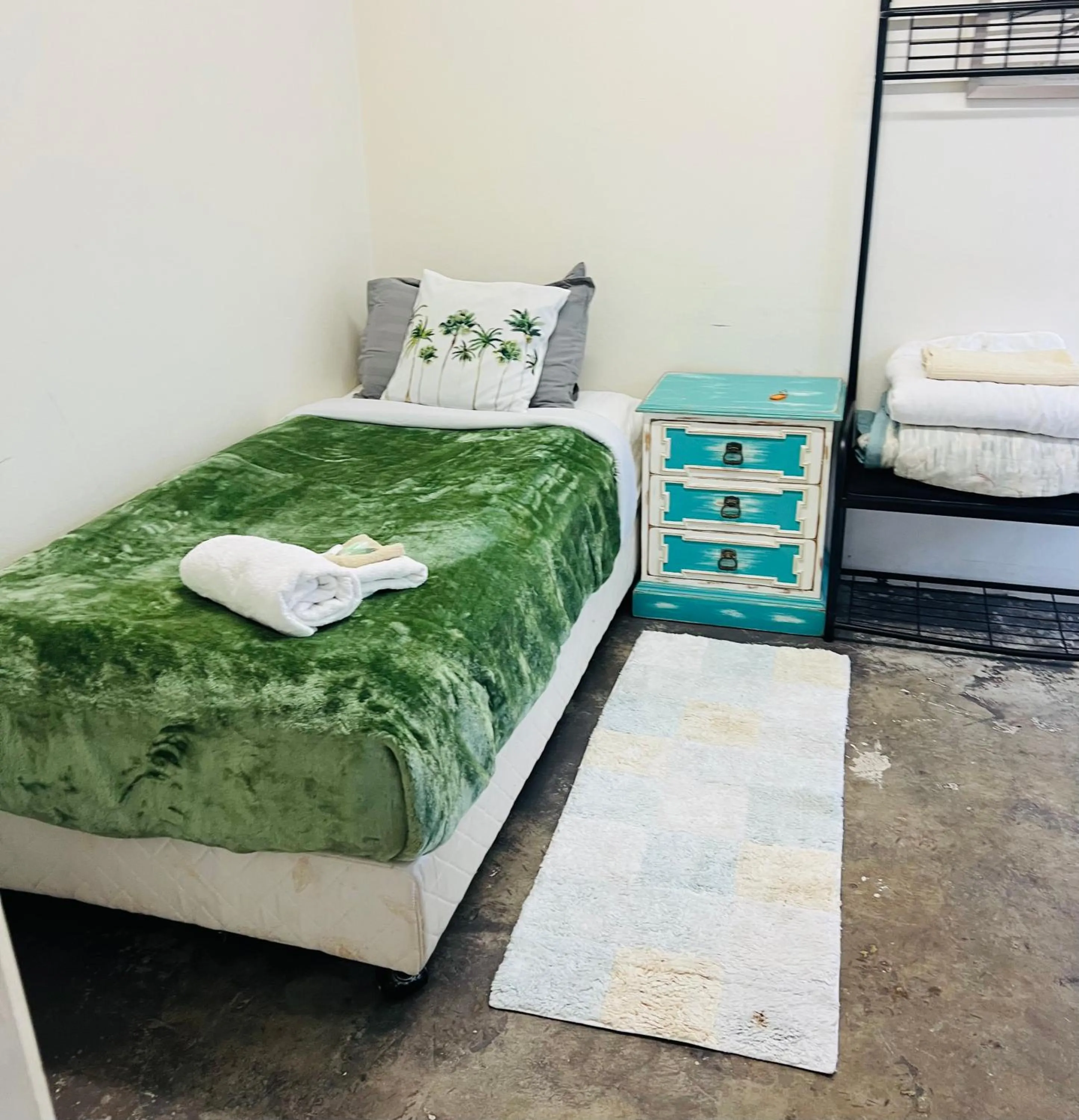 Bed in Ettalong Beach motel