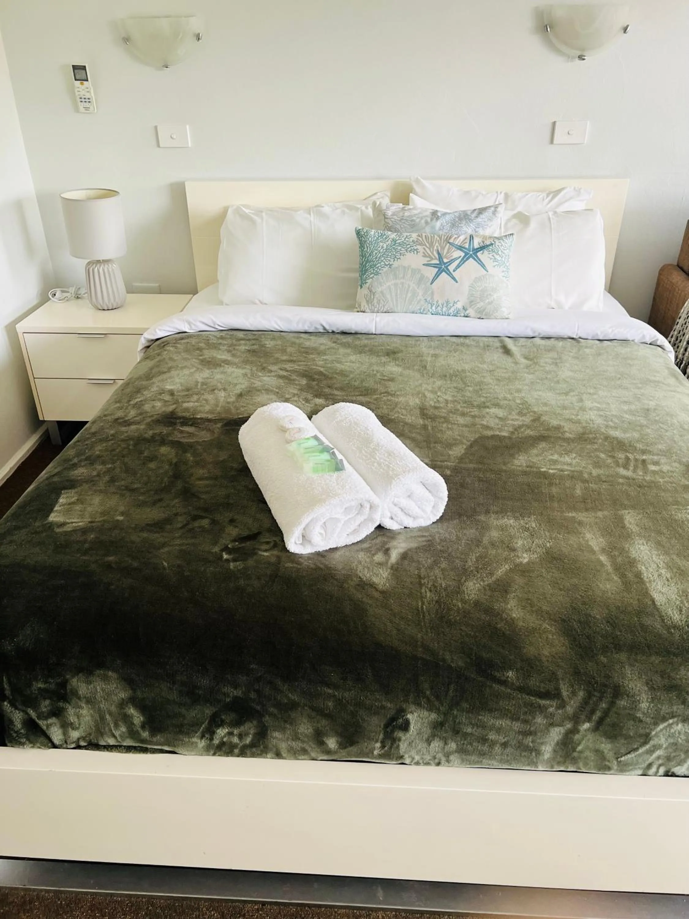 Bed in Ettalong Beach motel