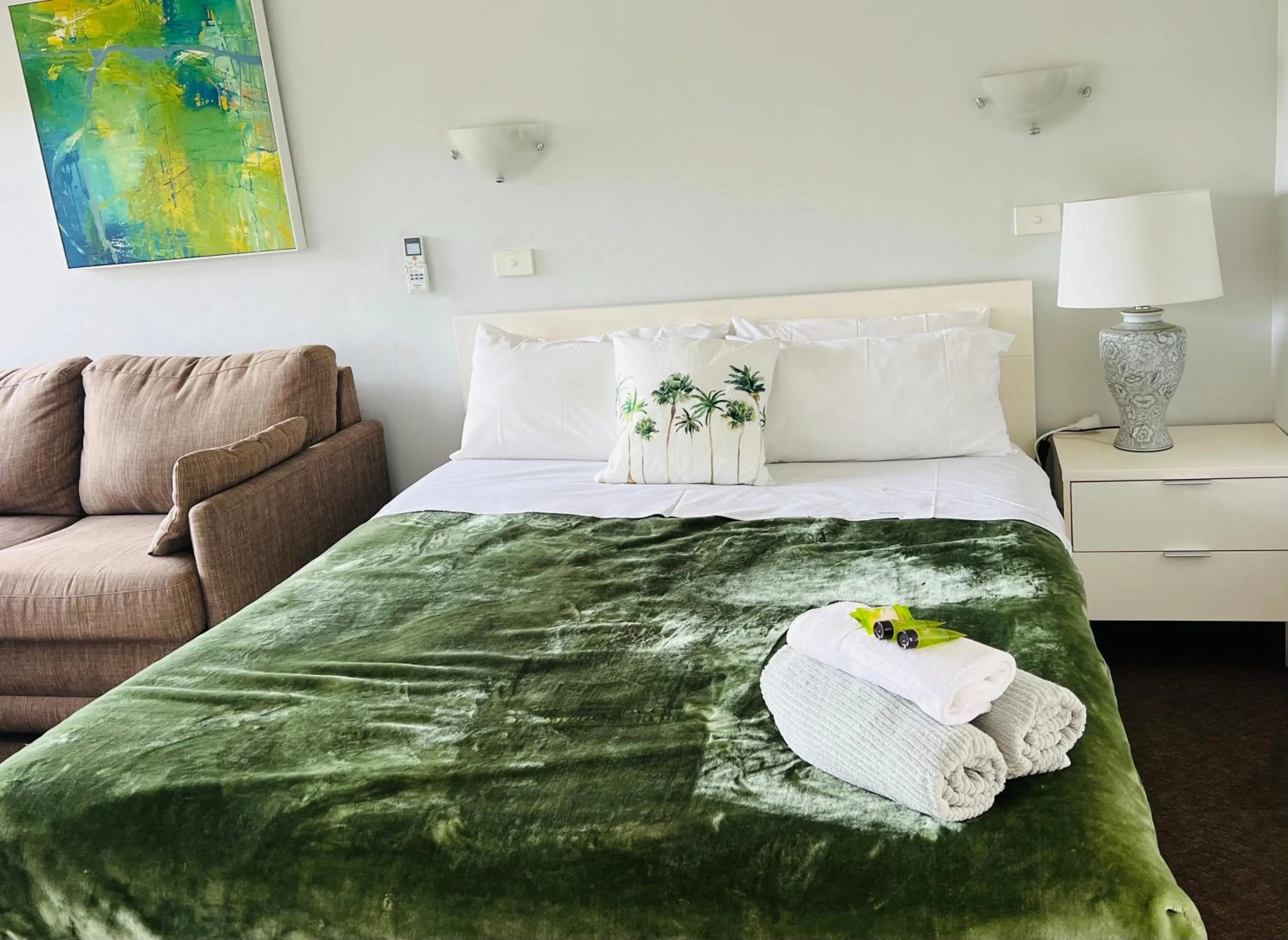 Bed in Ettalong Beach motel