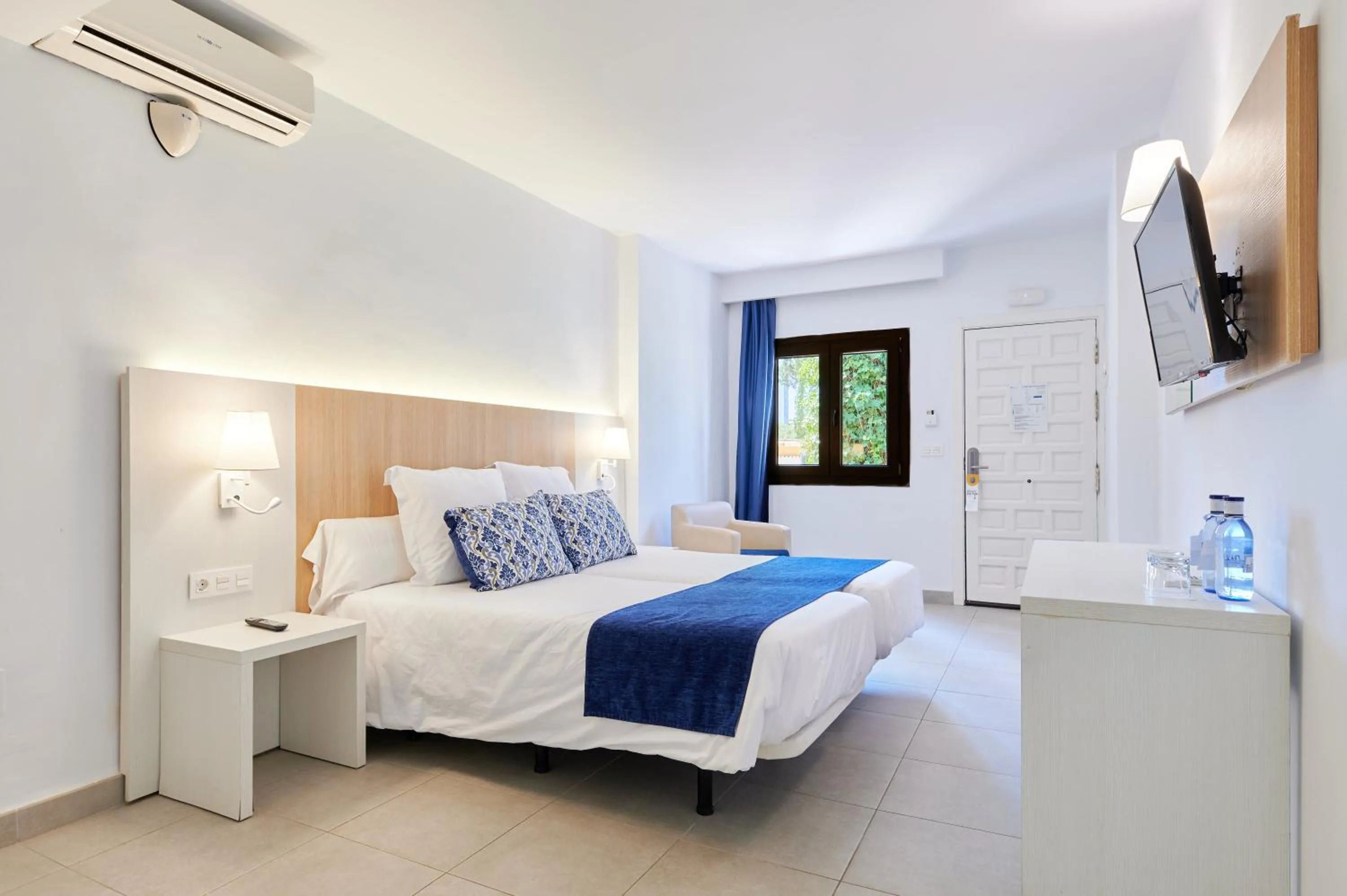 acessibility, Bed in AluaSun Marbella Park