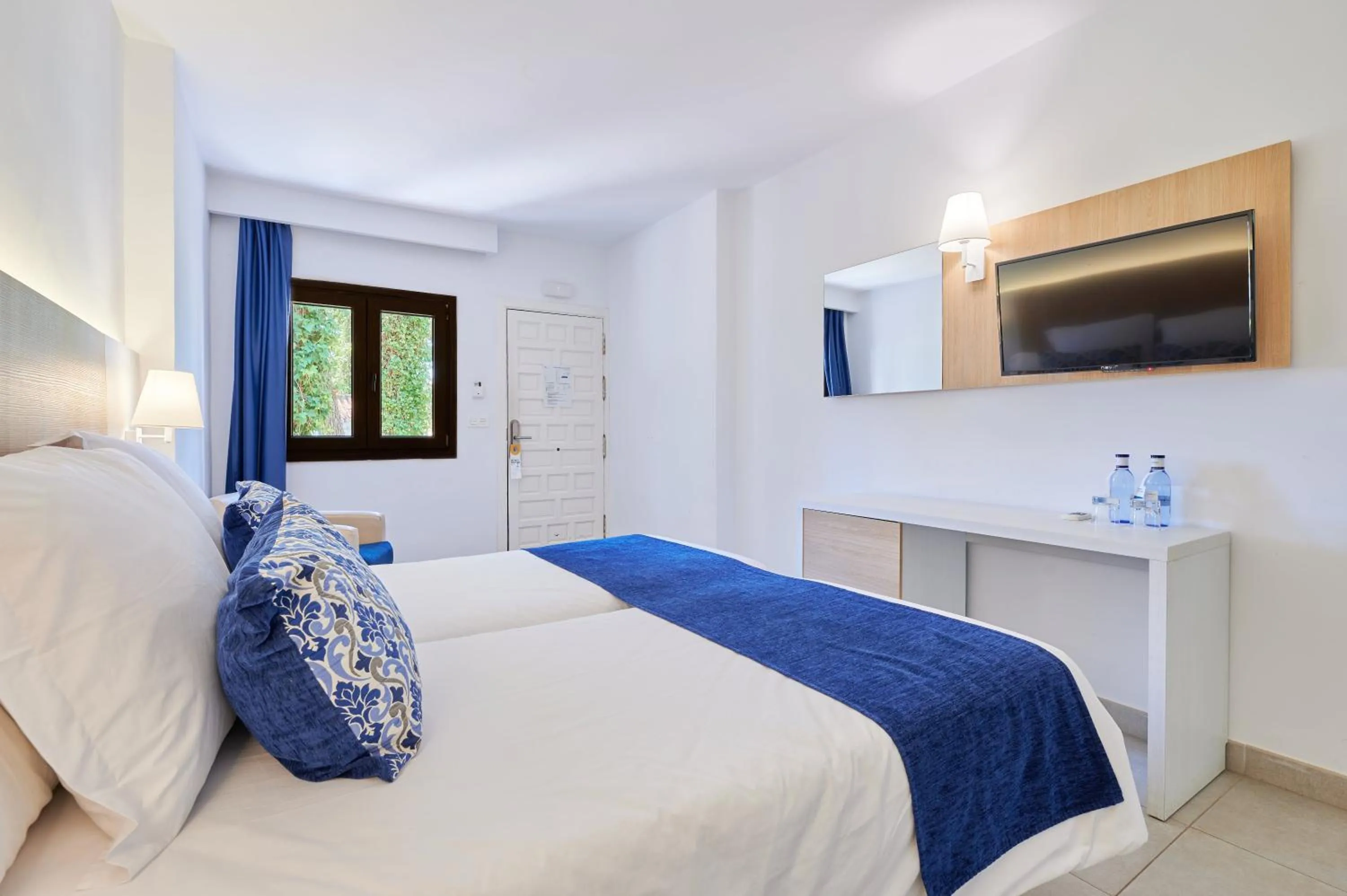 acessibility, Bed in AluaSun Marbella Park