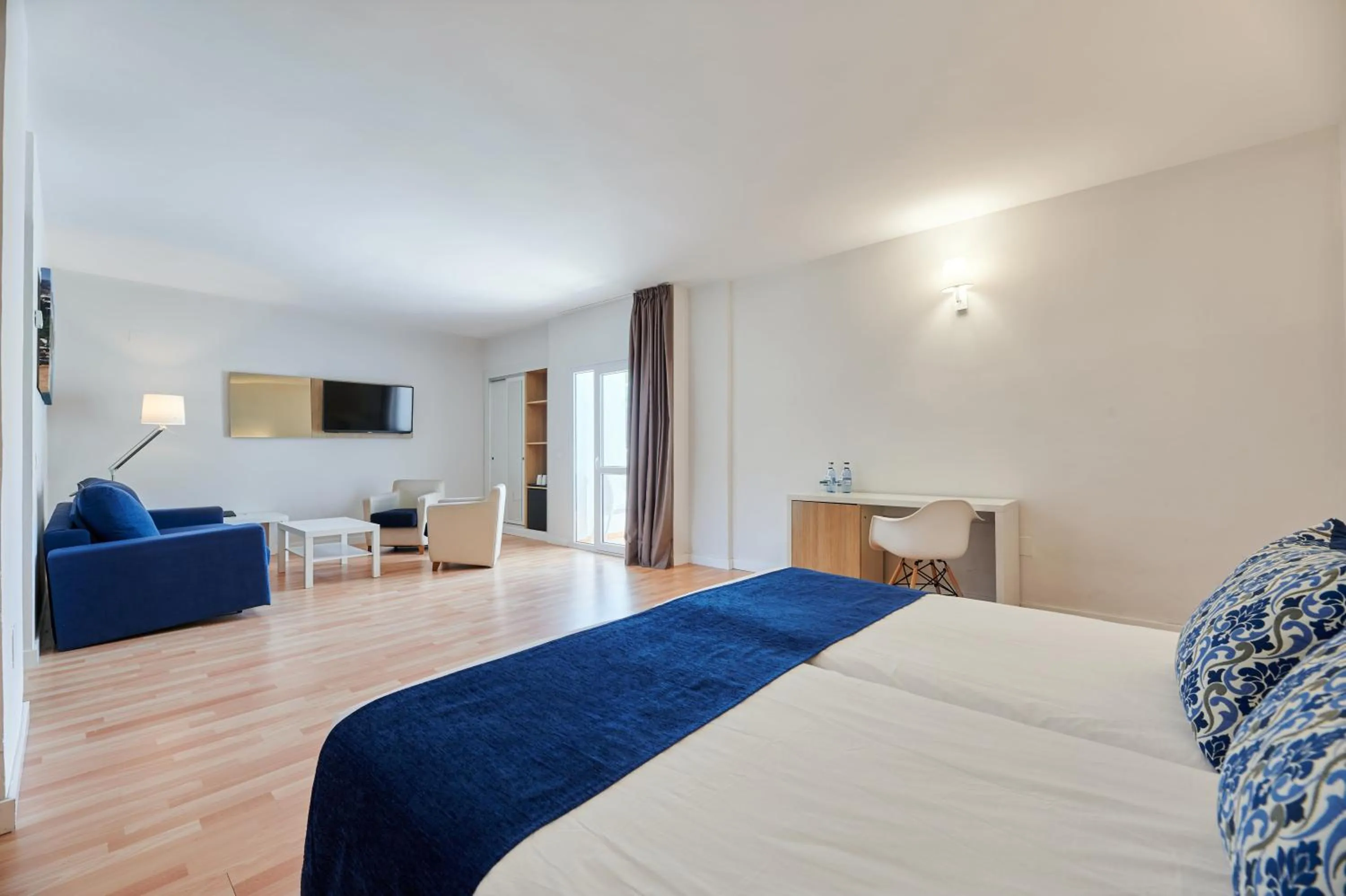 Bedroom, Bed in AluaSun Marbella Park