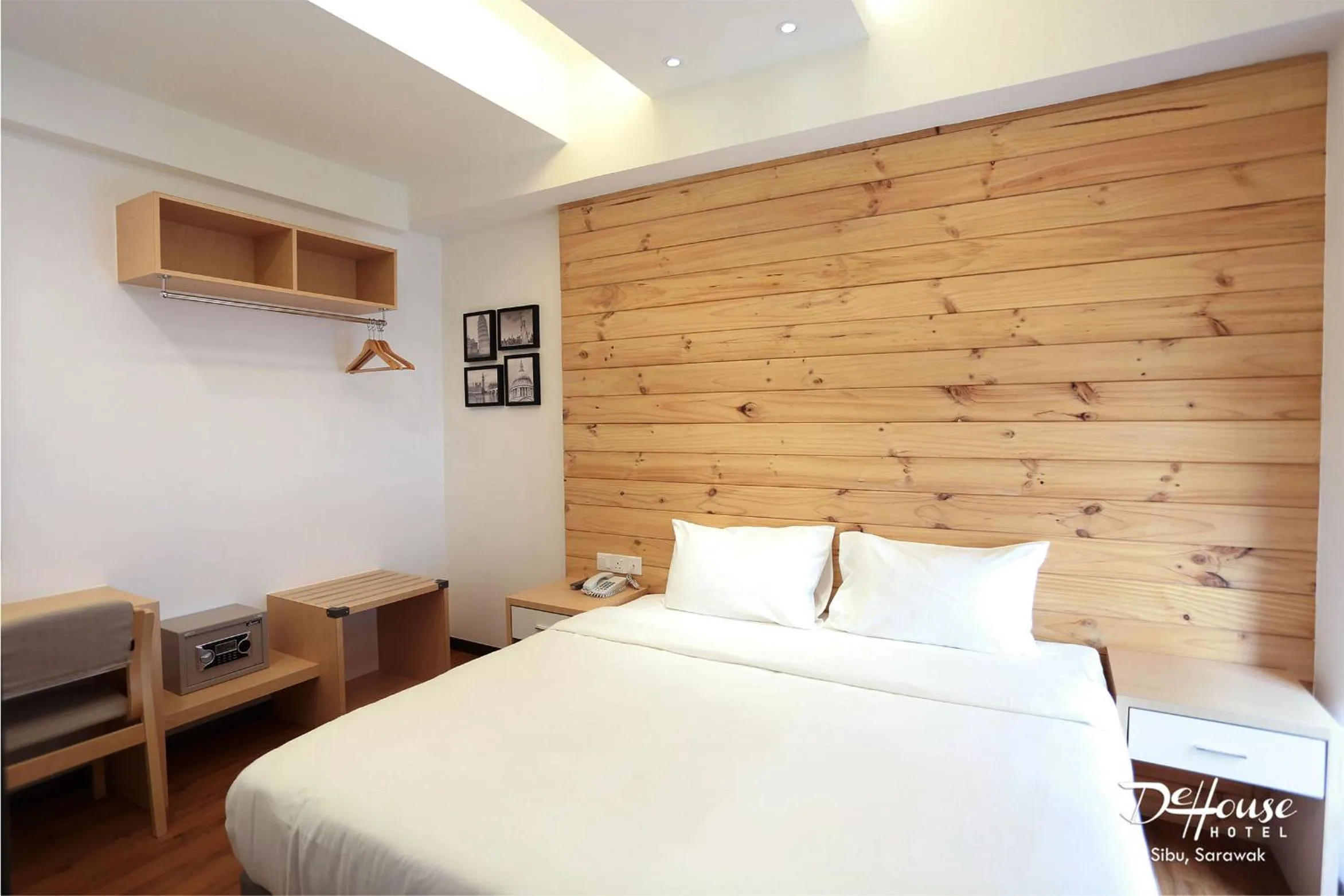 Photo of the whole room, Bed in De House Hotel