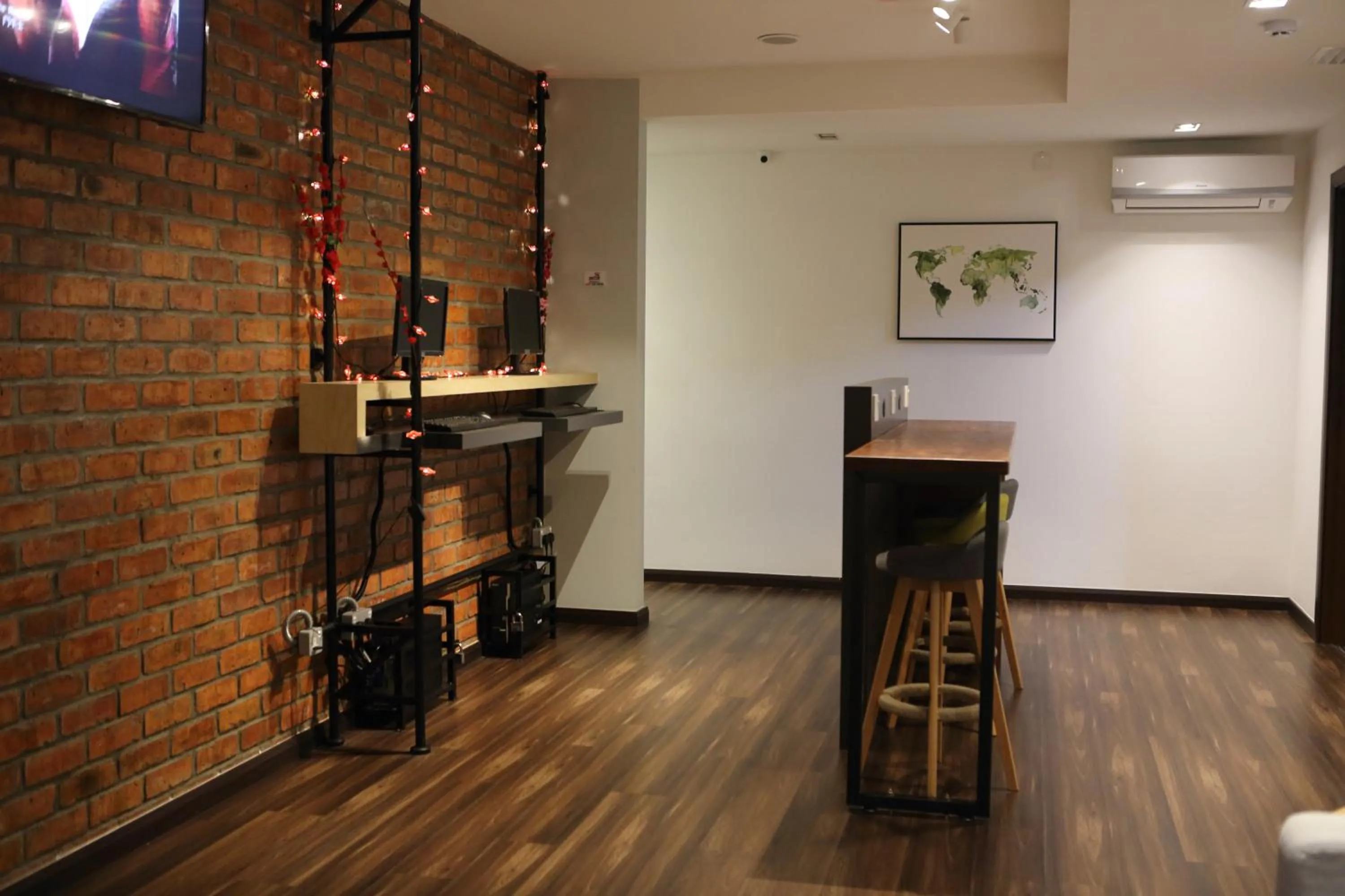 Entertainment in De House Hotel