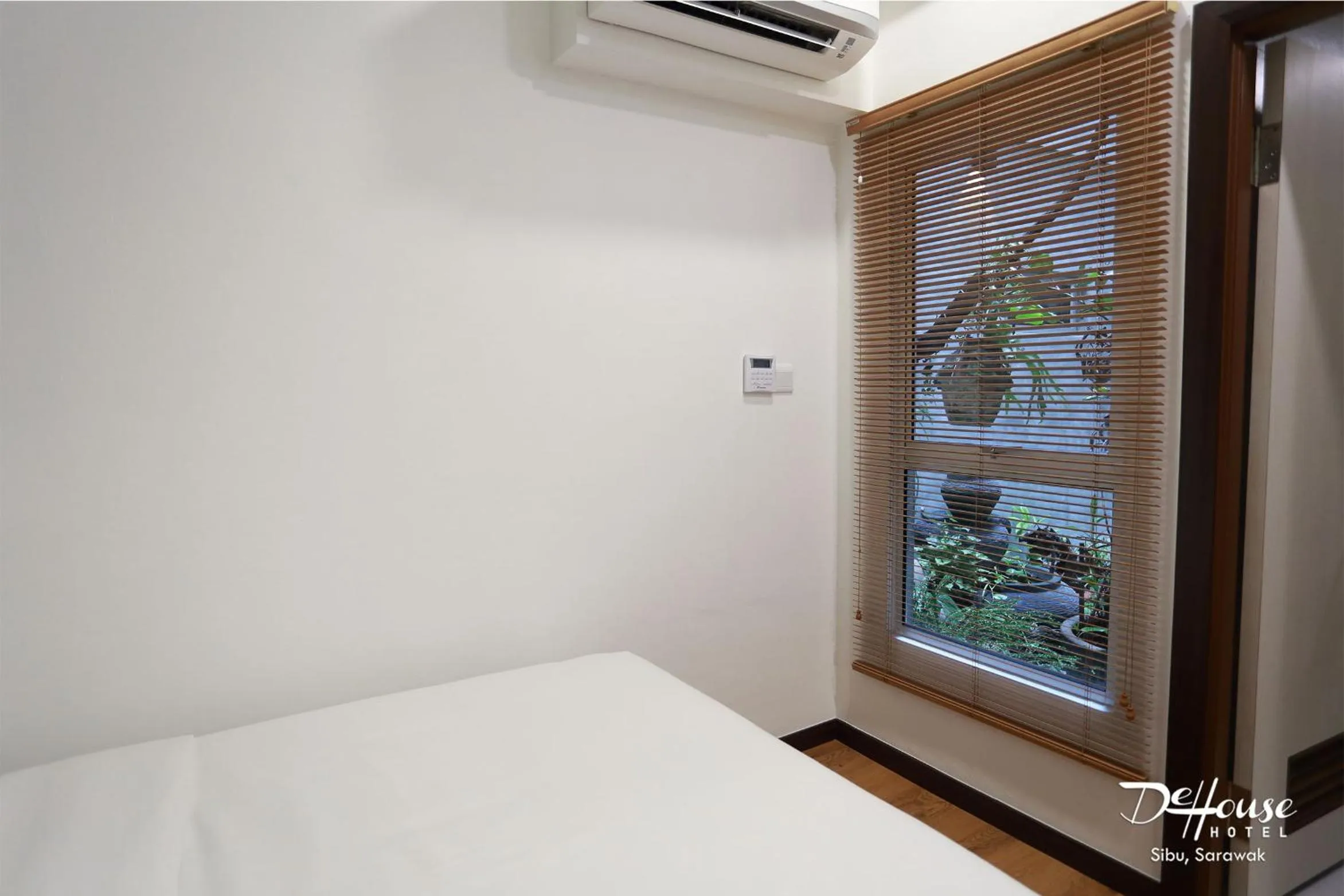 Garden view, Bed in De House Hotel