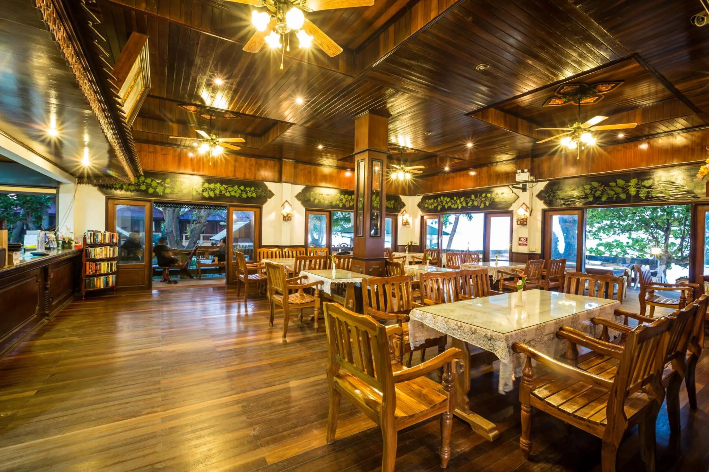 Restaurant/places to eat in Long Beach Lodge, Chaweng Beach, Koh Samui