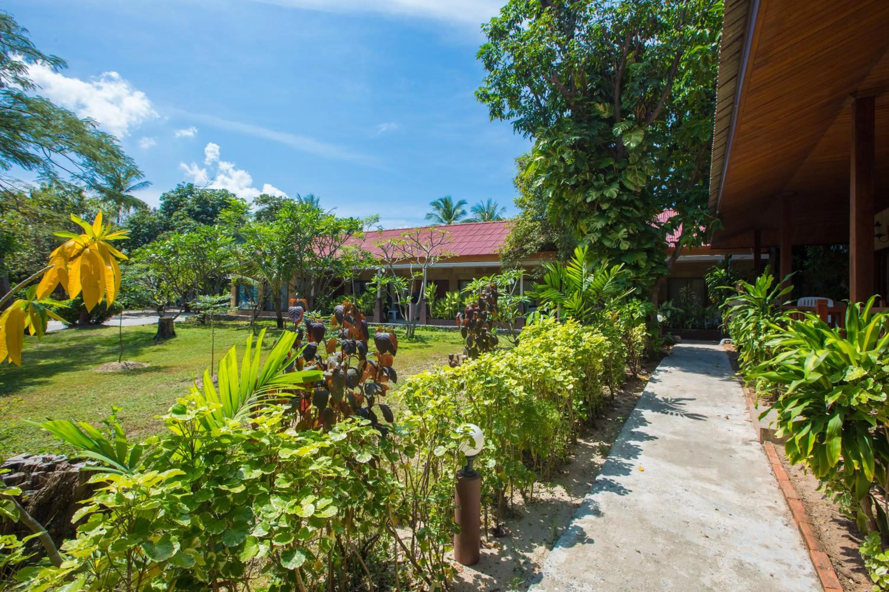 Garden in Long Beach Lodge, Chaweng Beach, Koh Samui