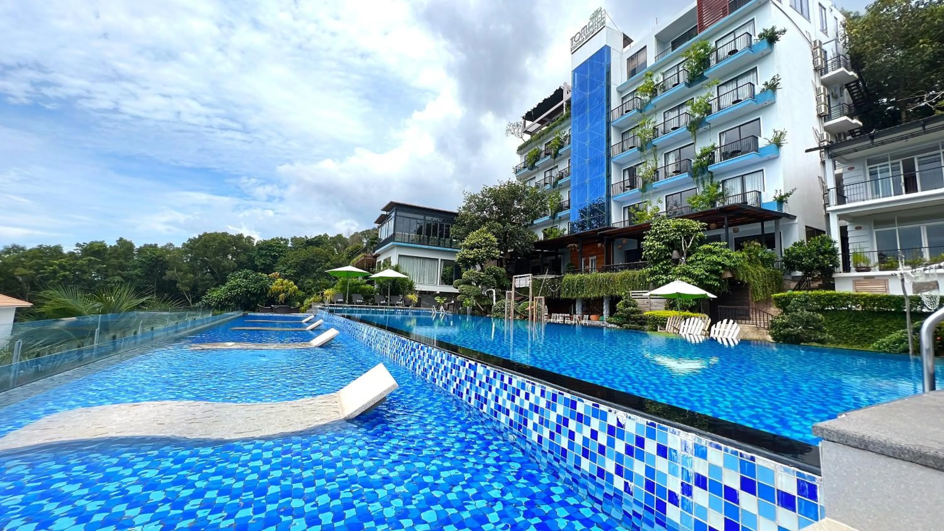 Swimming pool in Tom Hill Boutique Resort & Spa - Sea View
