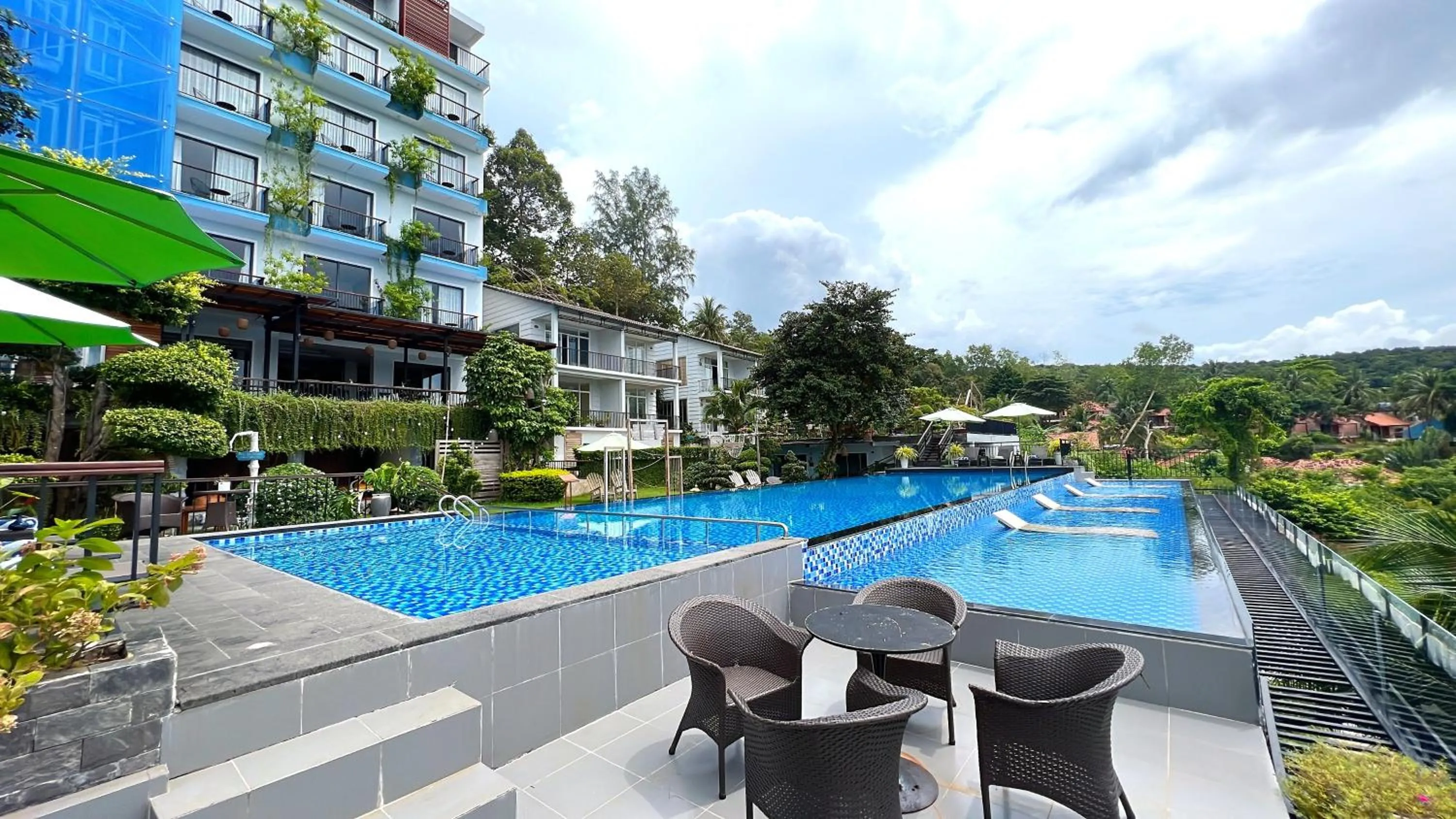 Swimming pool in Tom Hill Boutique Resort & Spa - Sea View