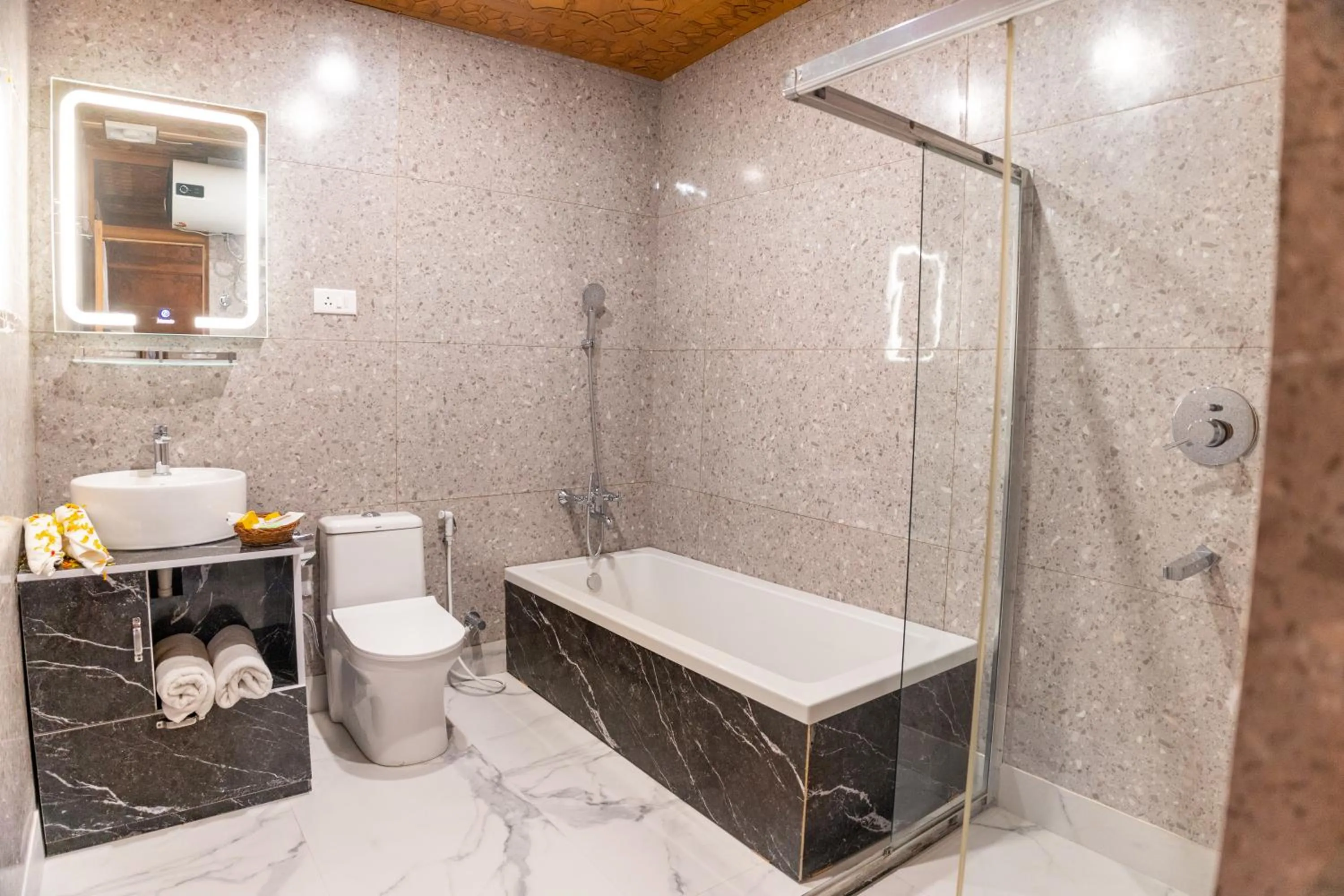 Bathroom in Wangnoo Heritage Houseboats