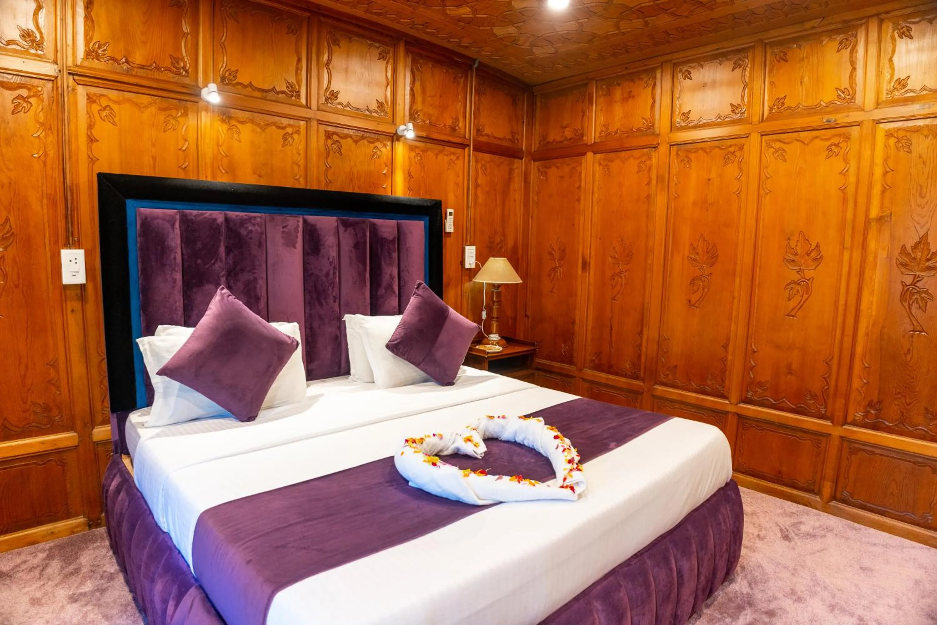 Bed in Wangnoo Heritage Houseboats