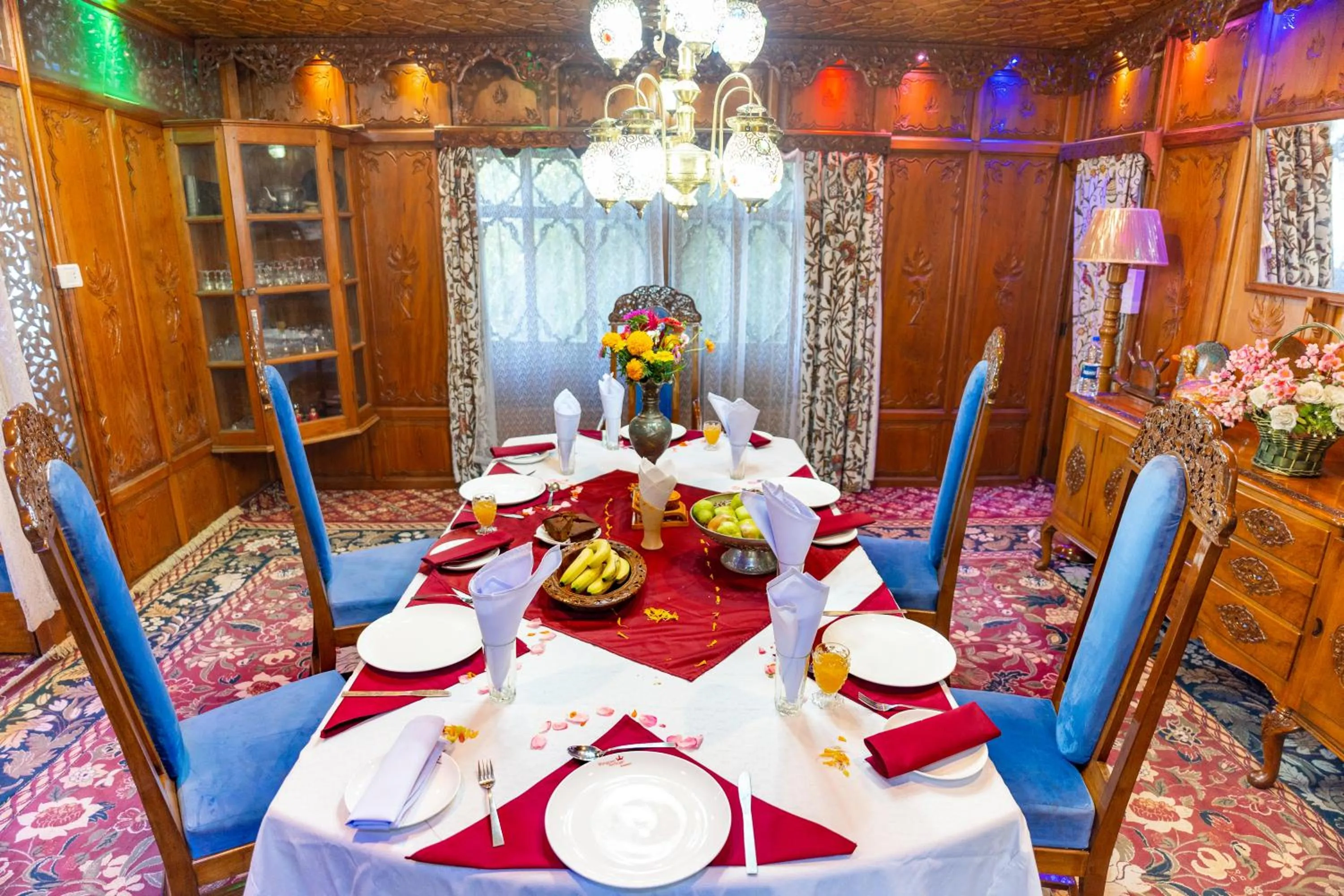 Dining area in Wangnoo Heritage Houseboats