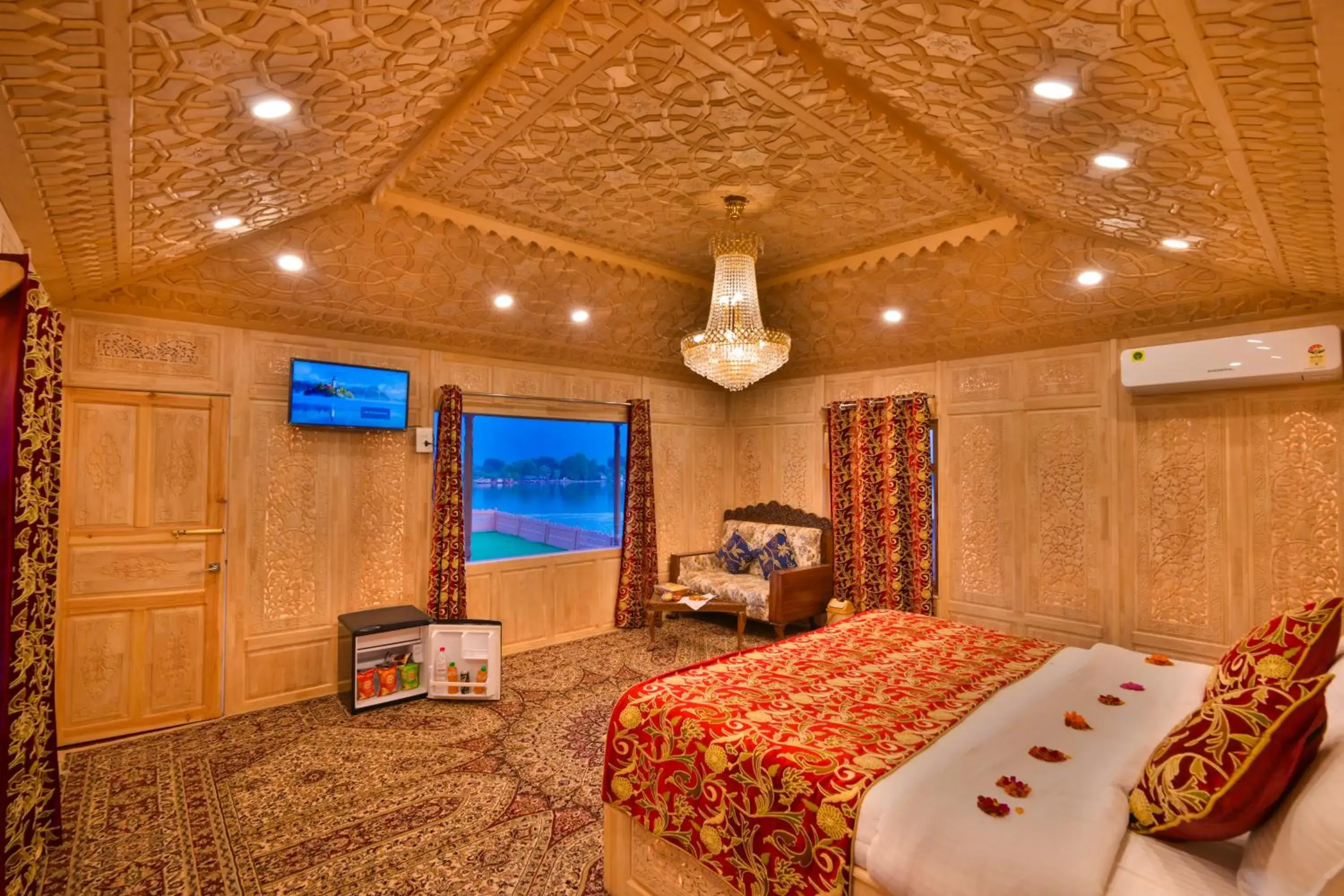 Suite with Lake View in Wangnoo Heritage Houseboats Suite with Lake View in Wangnoo Heritage Houseboats