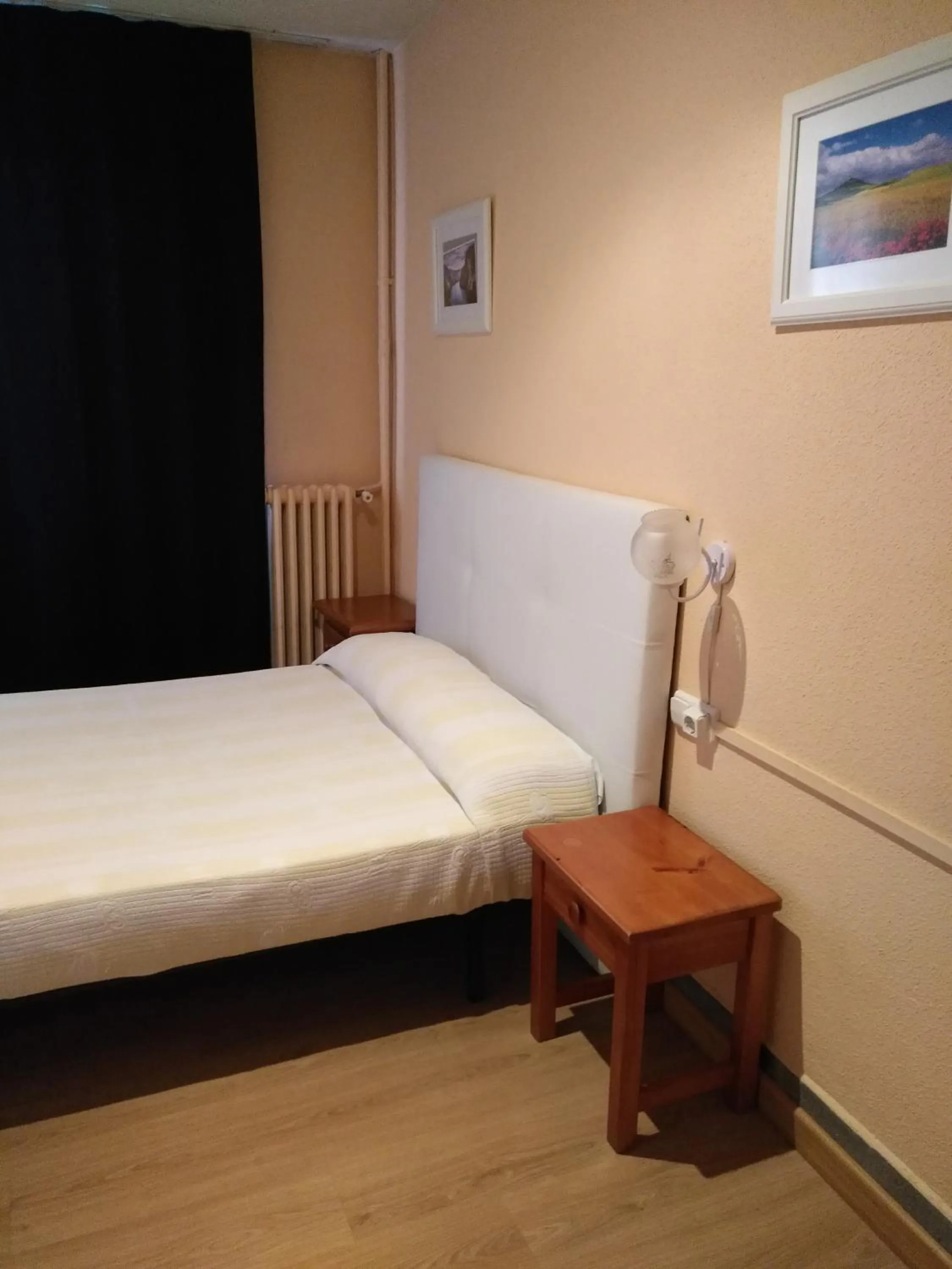 Bathroom, Bed in Hostal Porta De Núria