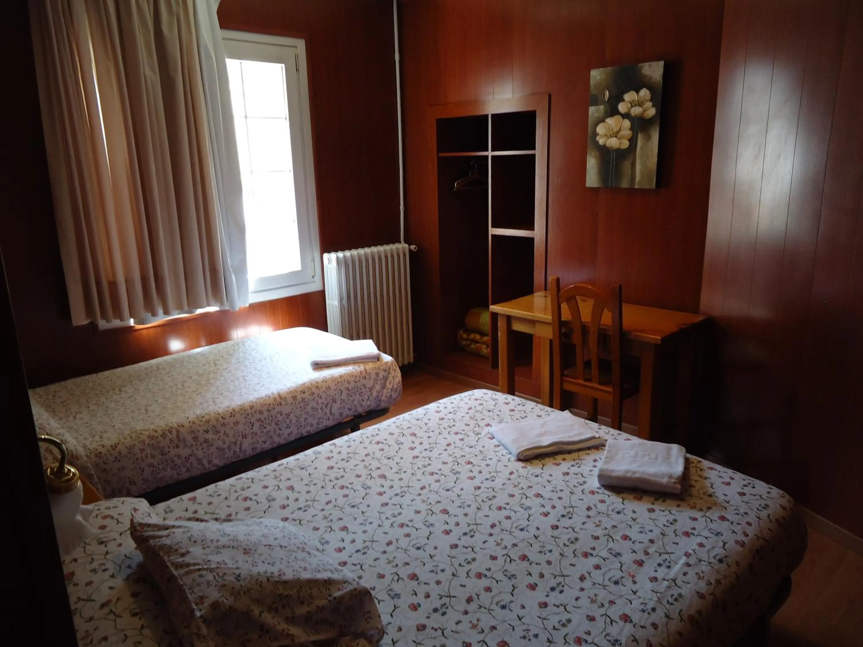 Photo of the whole room, Bed in Hostal Porta De Núria