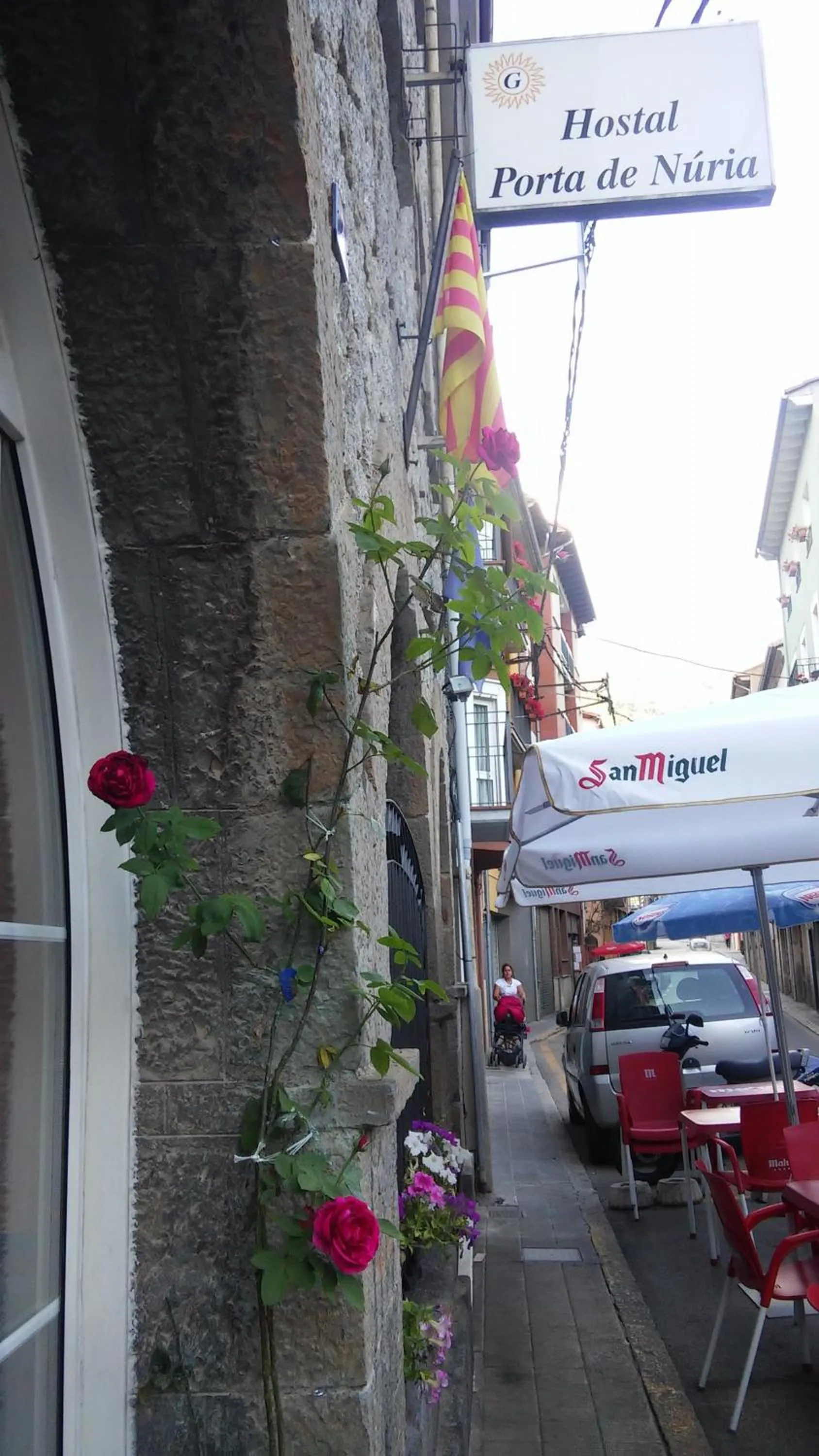 Facade/entrance in Hostal Porta De Núria