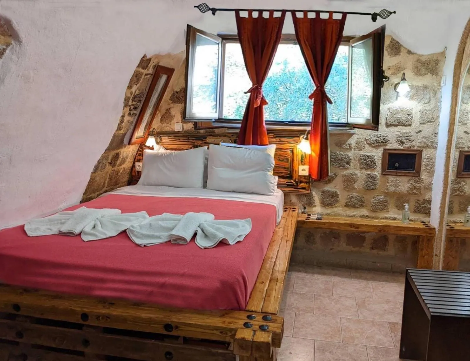 Photo of the whole room, Bed in Cava d'Oro