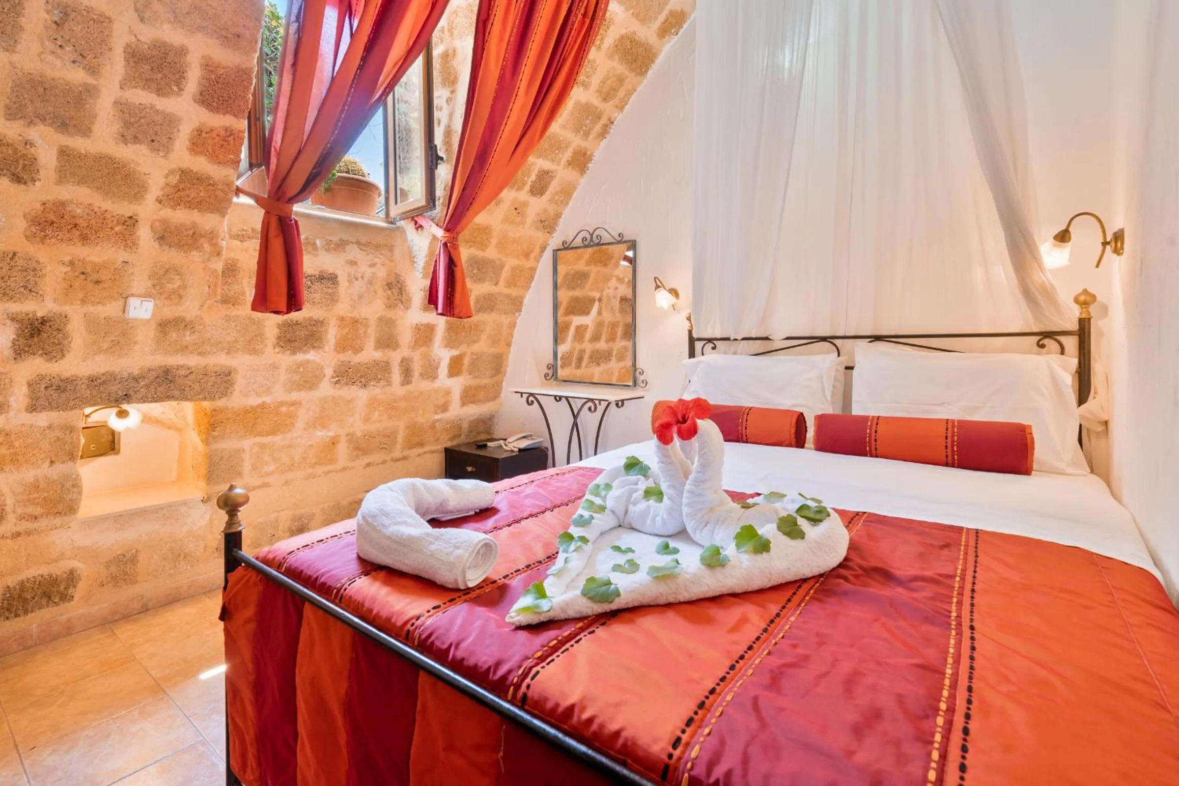 Photo of the whole room, Bed in Cava d'Oro