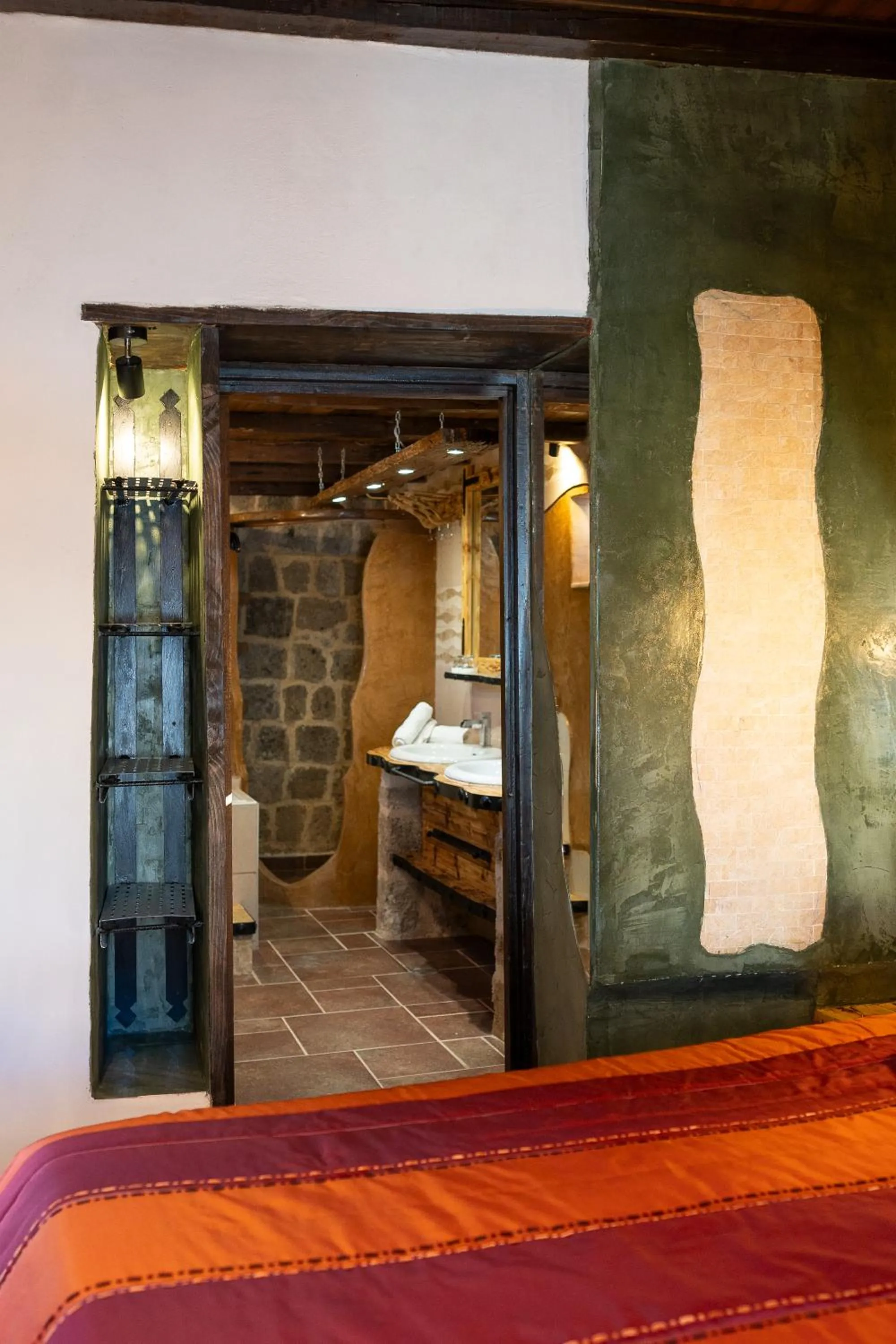 Bathroom, Bed in Cava d'Oro