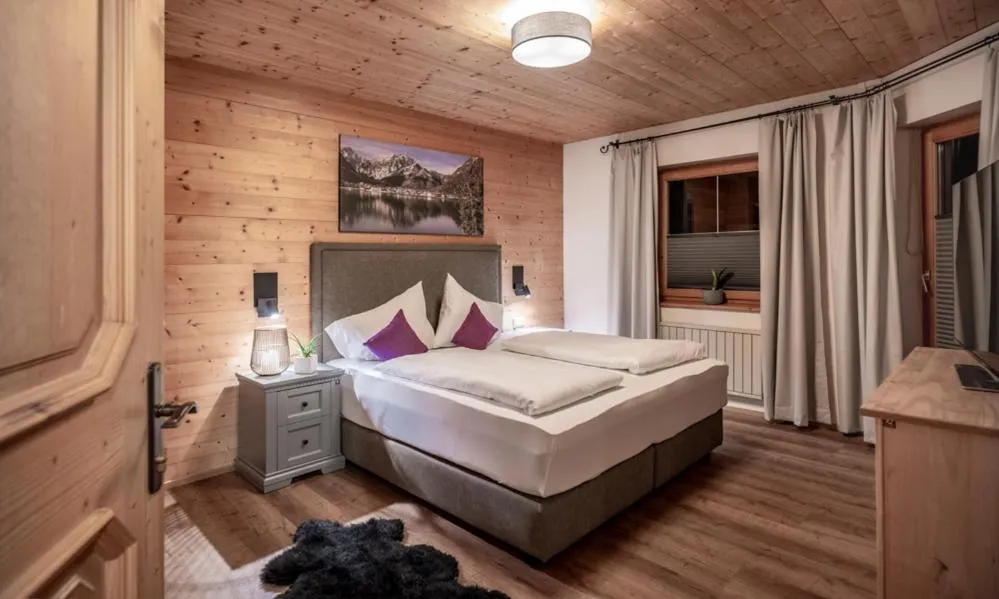 Bed in Arthur's Hotel und Apartments am Achensee