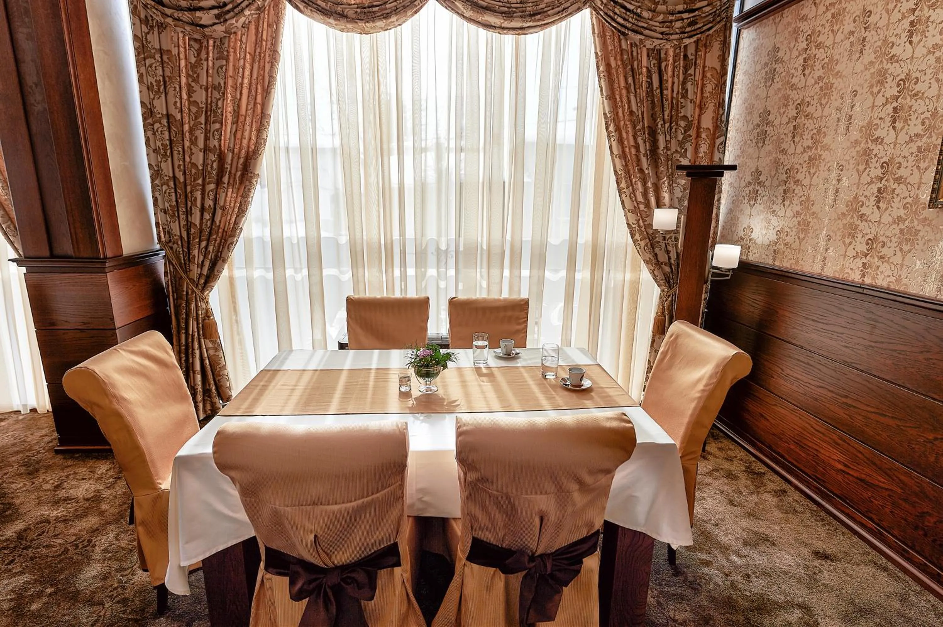 Restaurant/places to eat in Platinum Image Hotel