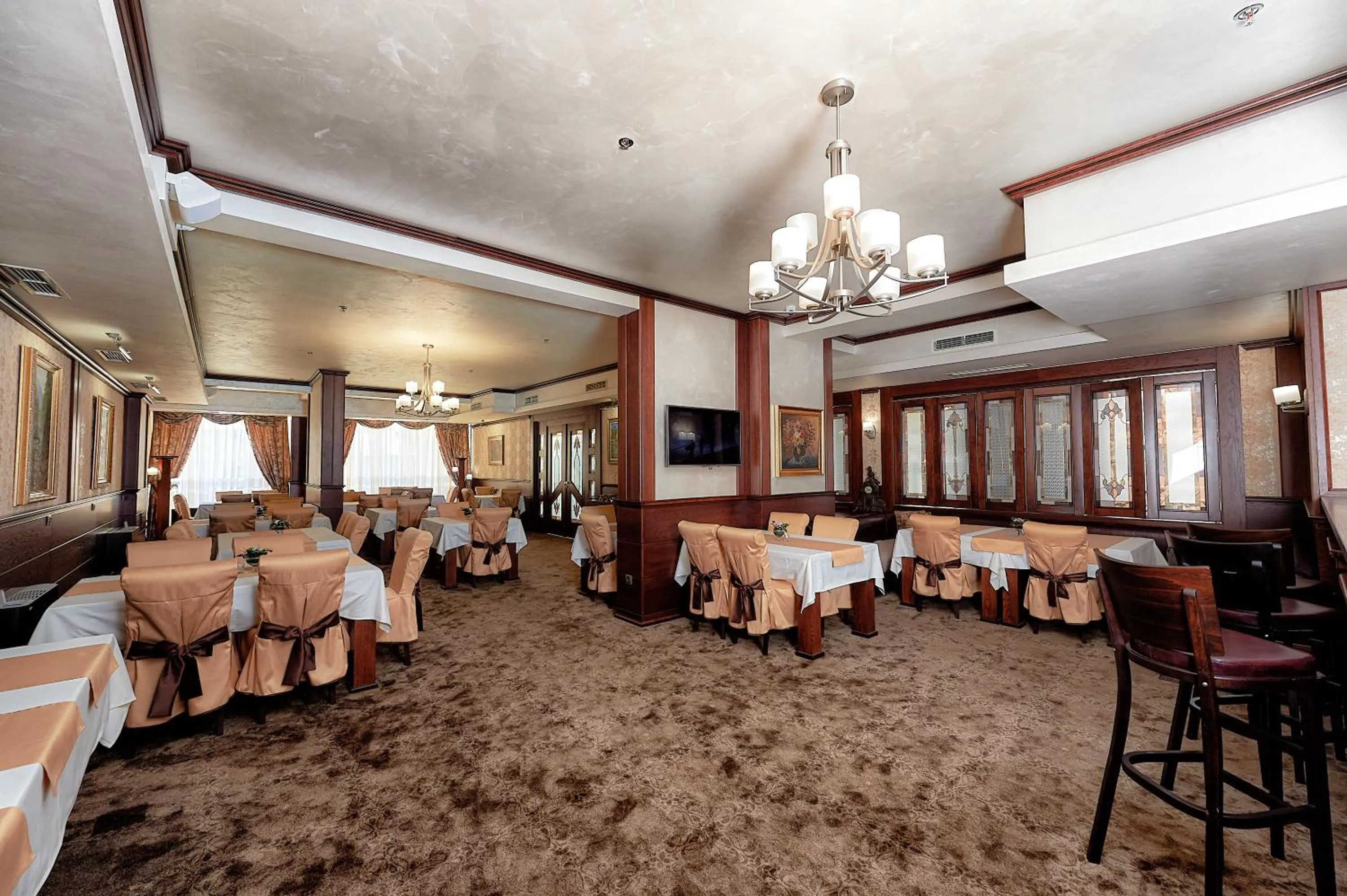 Restaurant/places to eat in Platinum Image Hotel