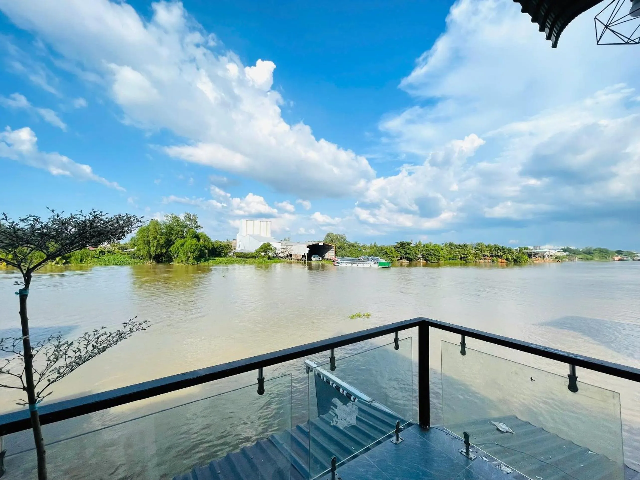 Sao Khue Riverside Hotel & Coffee