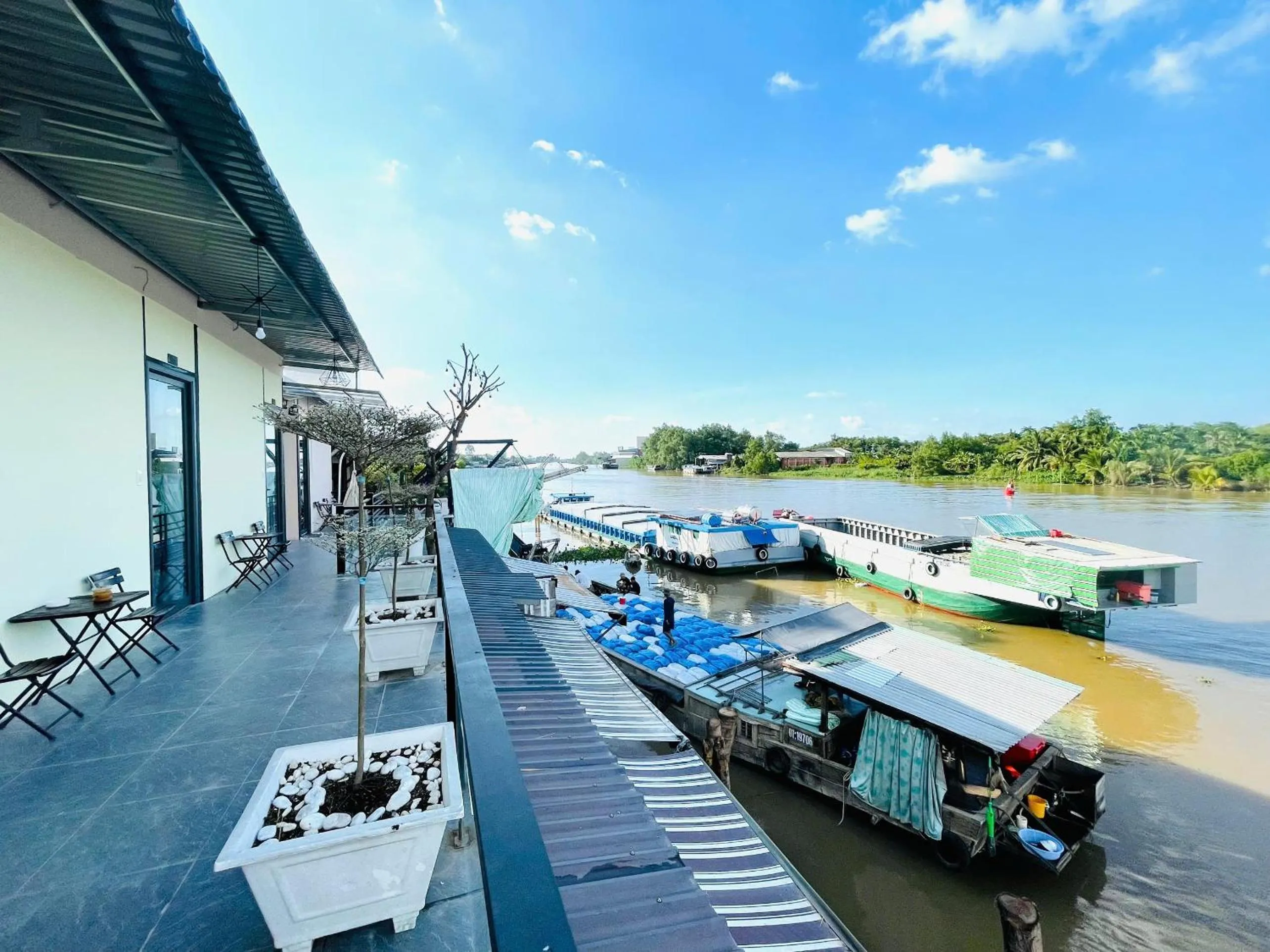 Sao Khue Riverside Hotel & Coffee