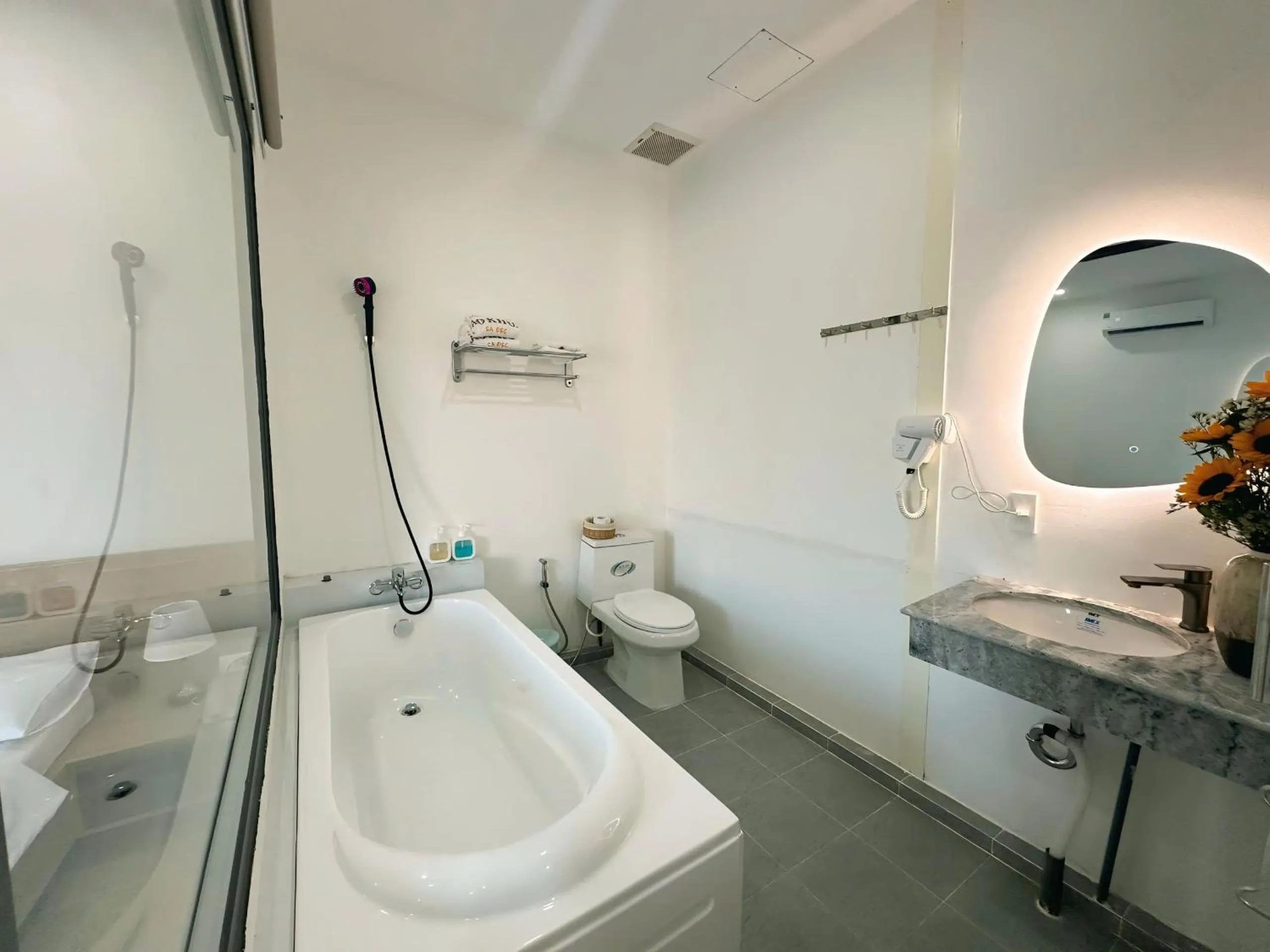 Sao Khue Riverside Hotel & Coffee