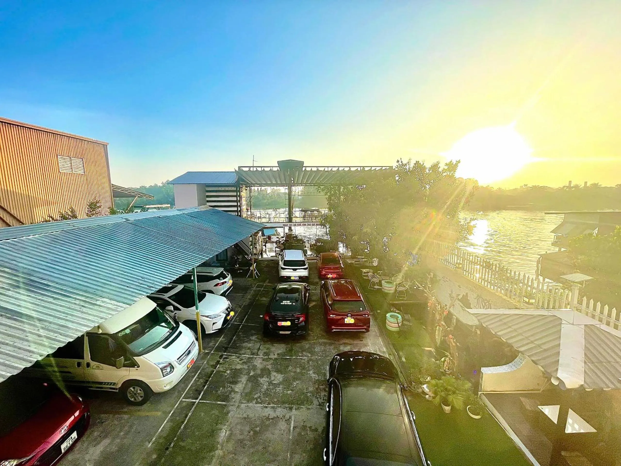 Sao Khue Riverside Hotel & Coffee