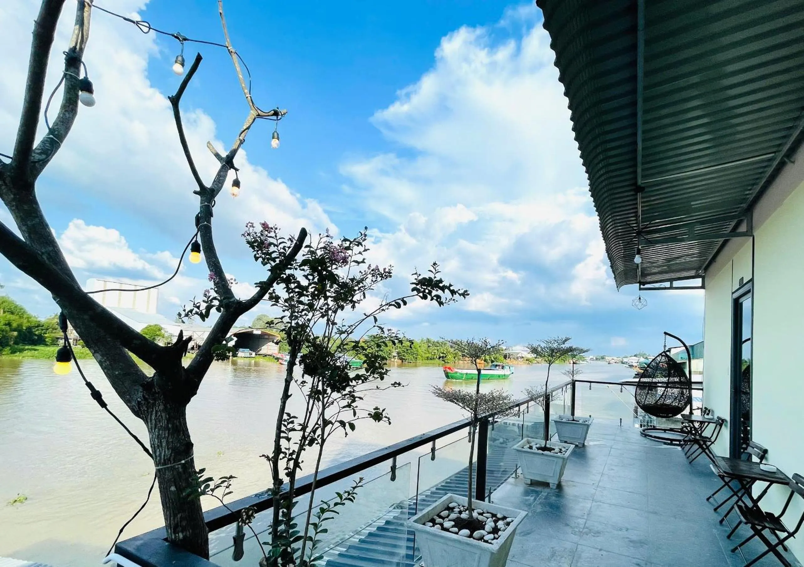 Sao Khue Riverside Hotel & Coffee