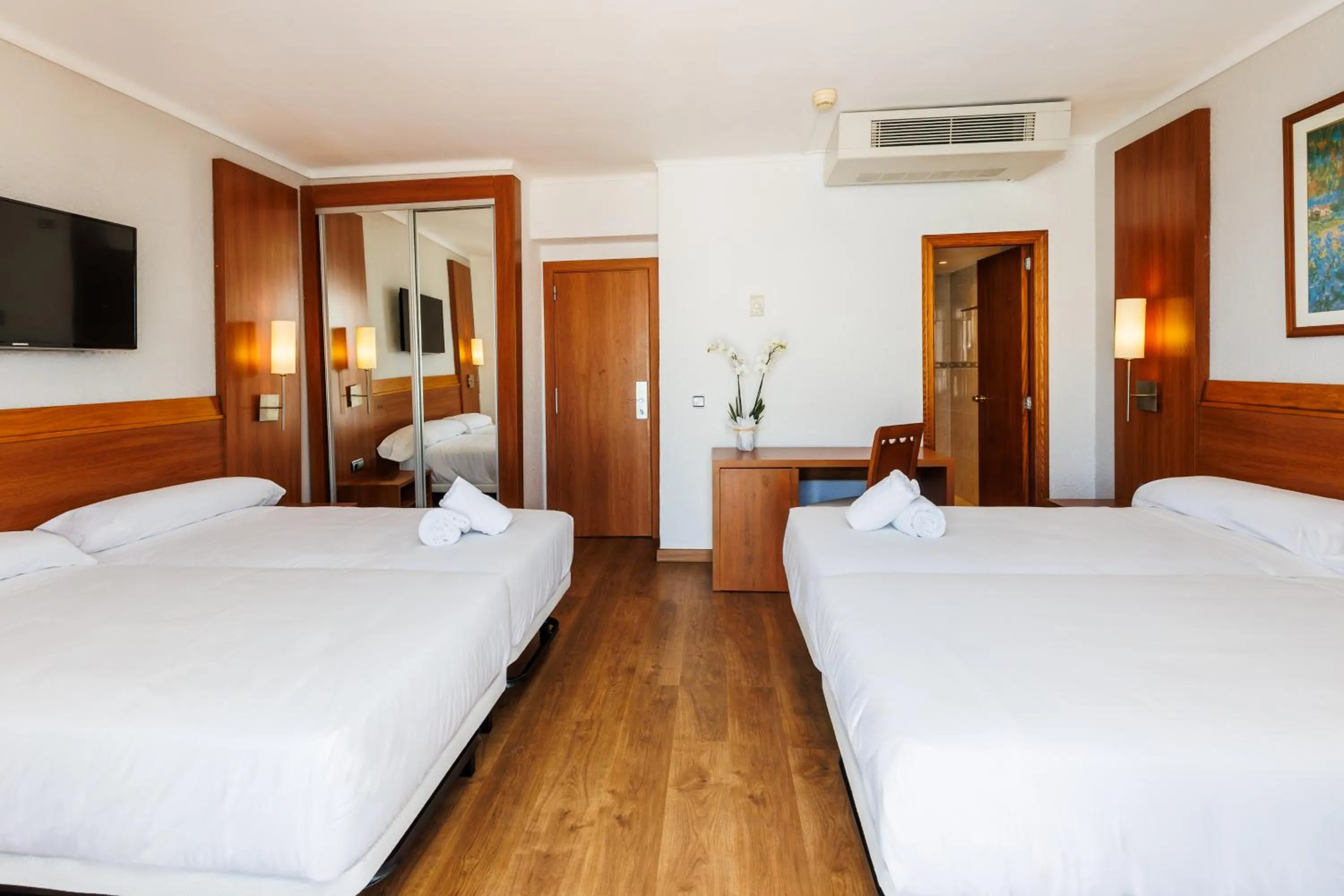 Photo of the whole room, Bed in O7 Colombo