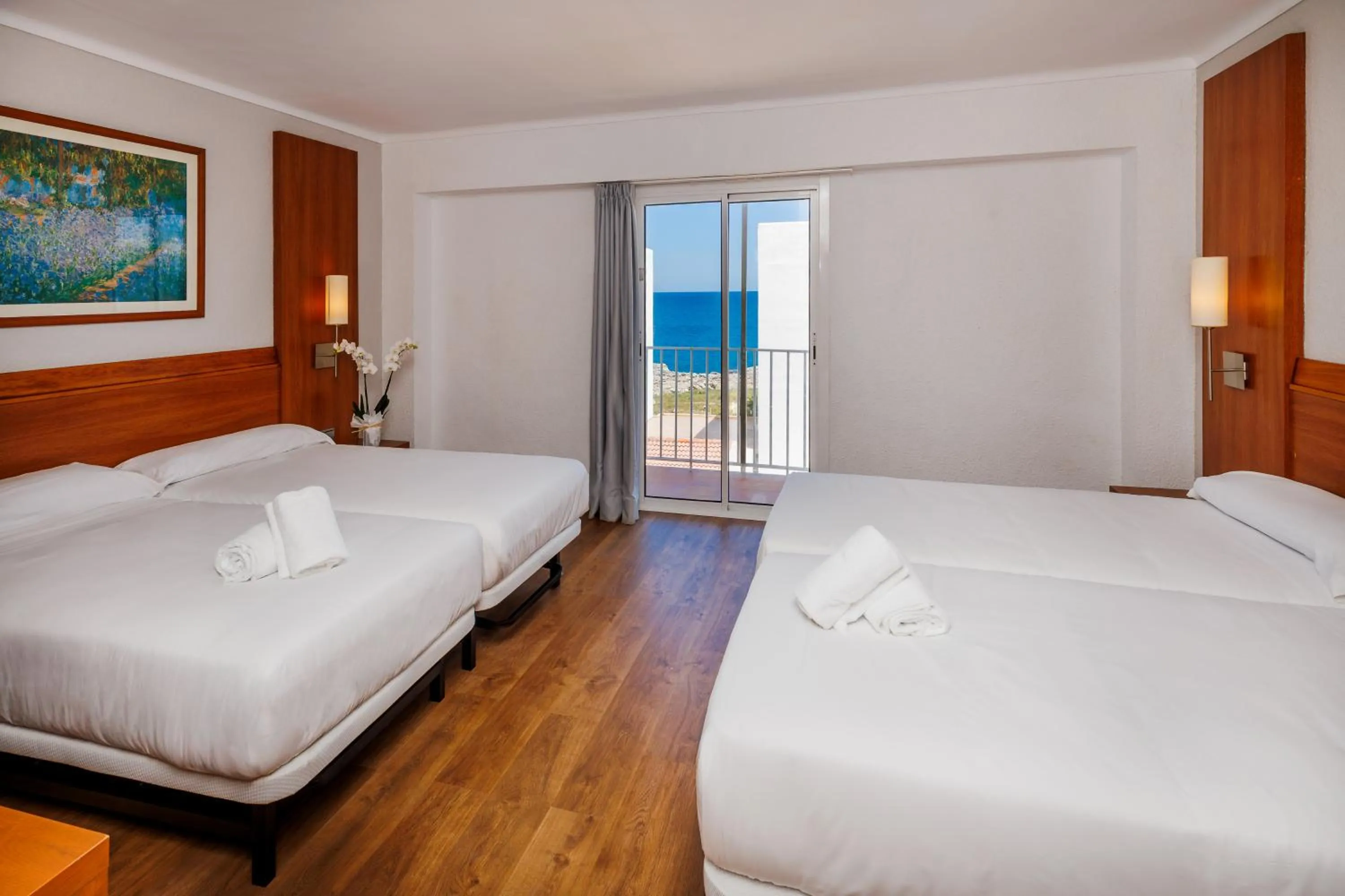 Photo of the whole room, Bed in O7 Colombo