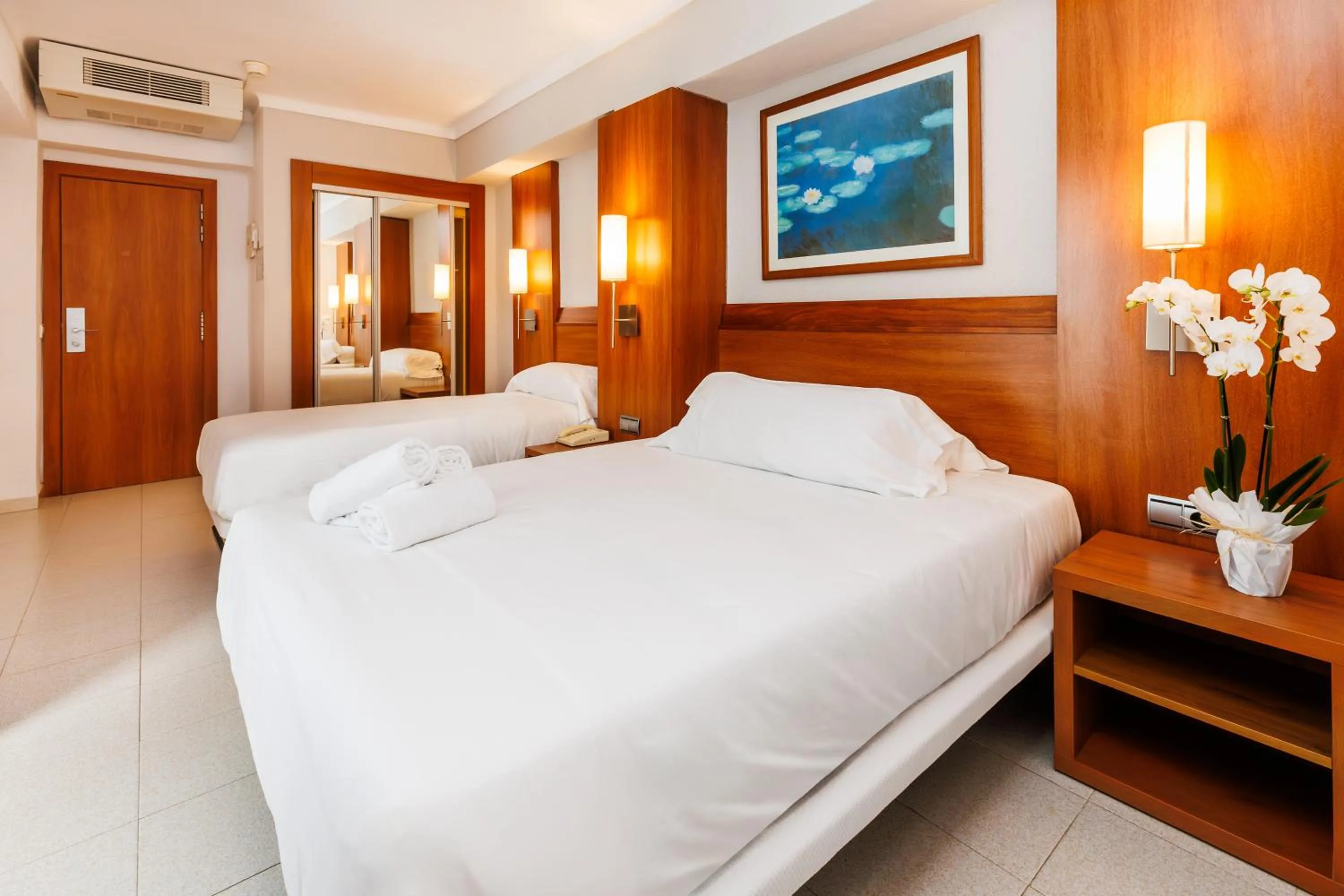 Photo of the whole room, Bed in O7 Colombo