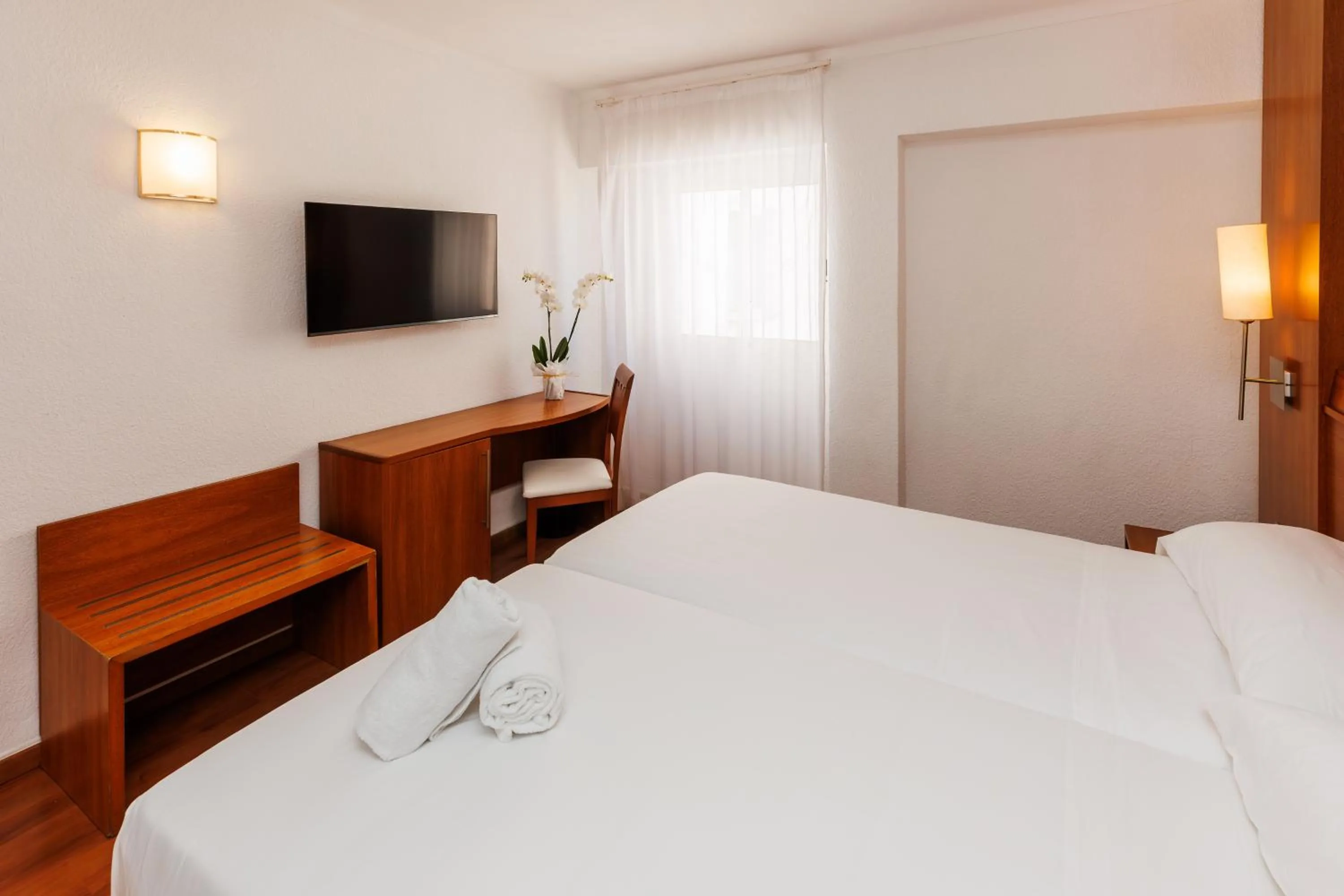 Photo of the whole room, Bed in O7 Colombo