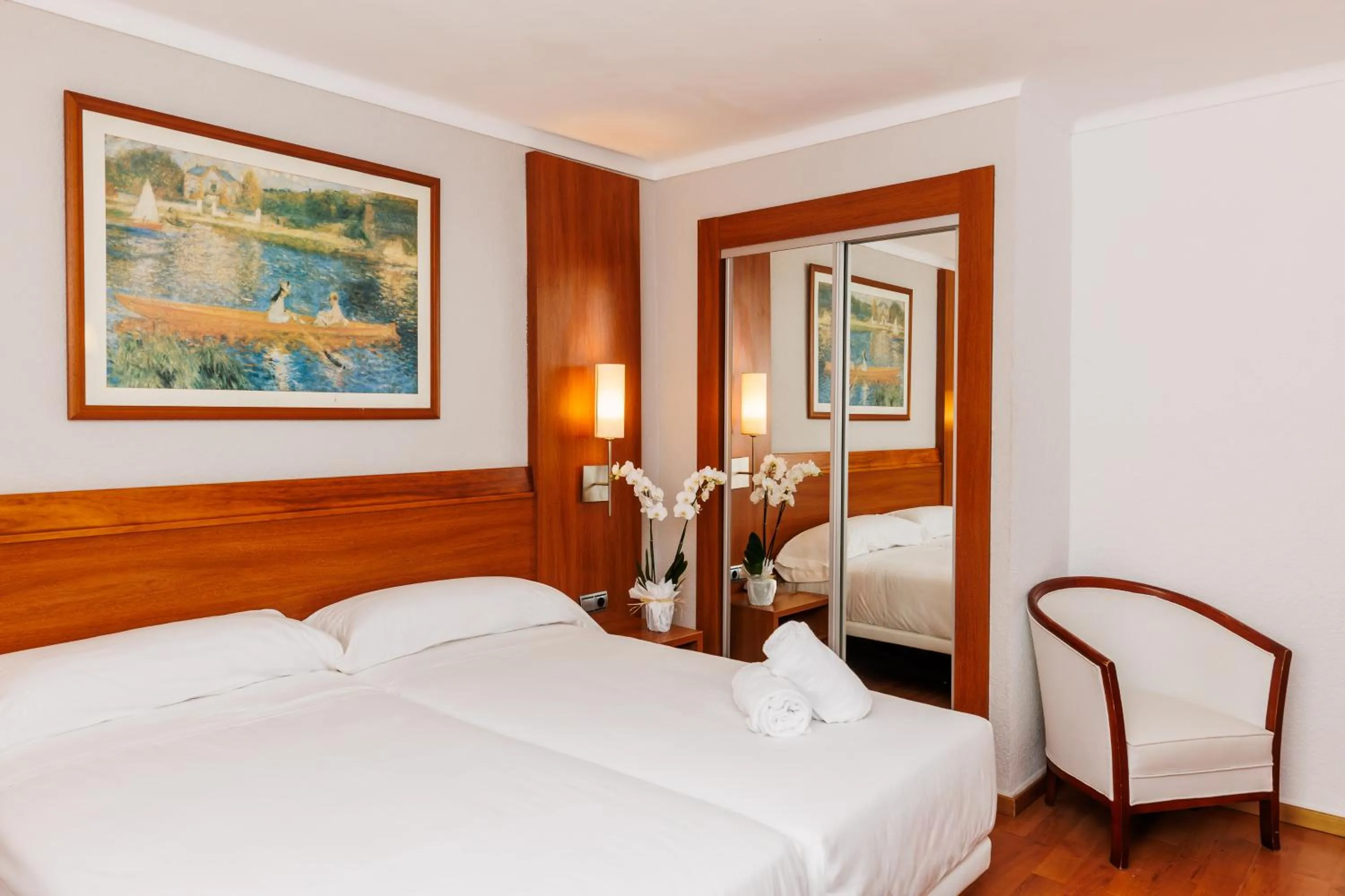 Photo of the whole room, Bed in O7 Colombo