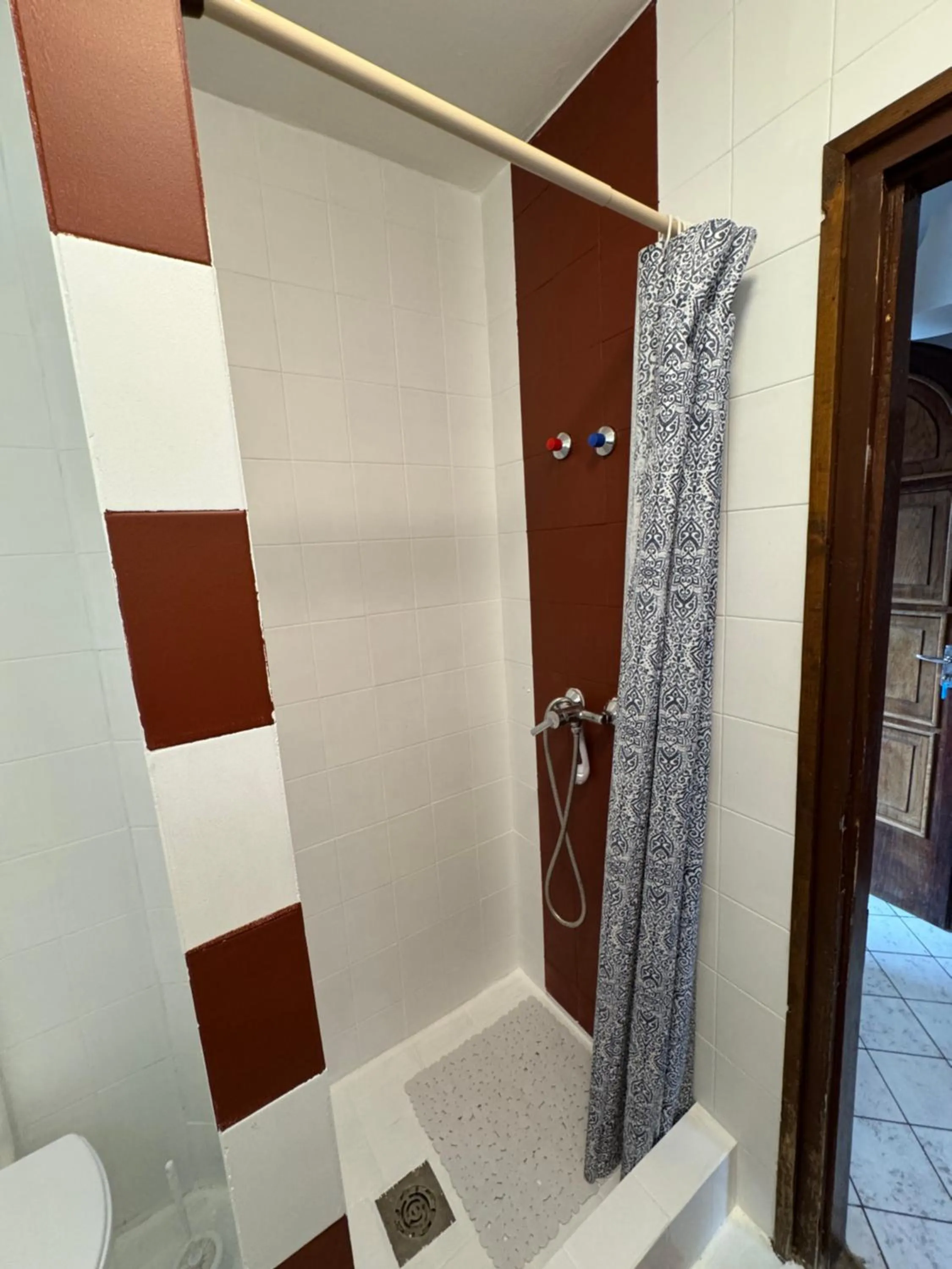 Shower in Palota Hostel