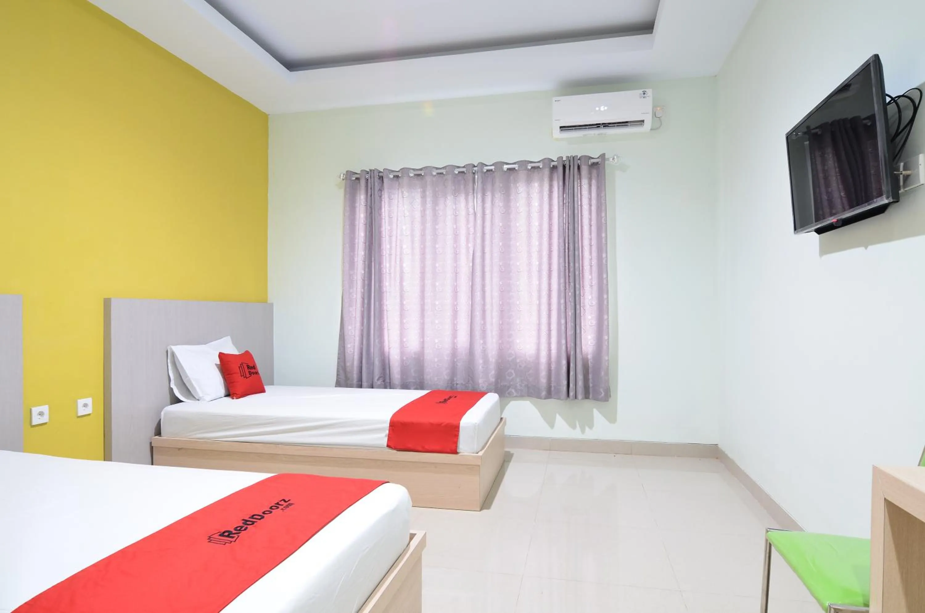Bedroom, Bed in RedDoorz near Museum Keraton Surakarta