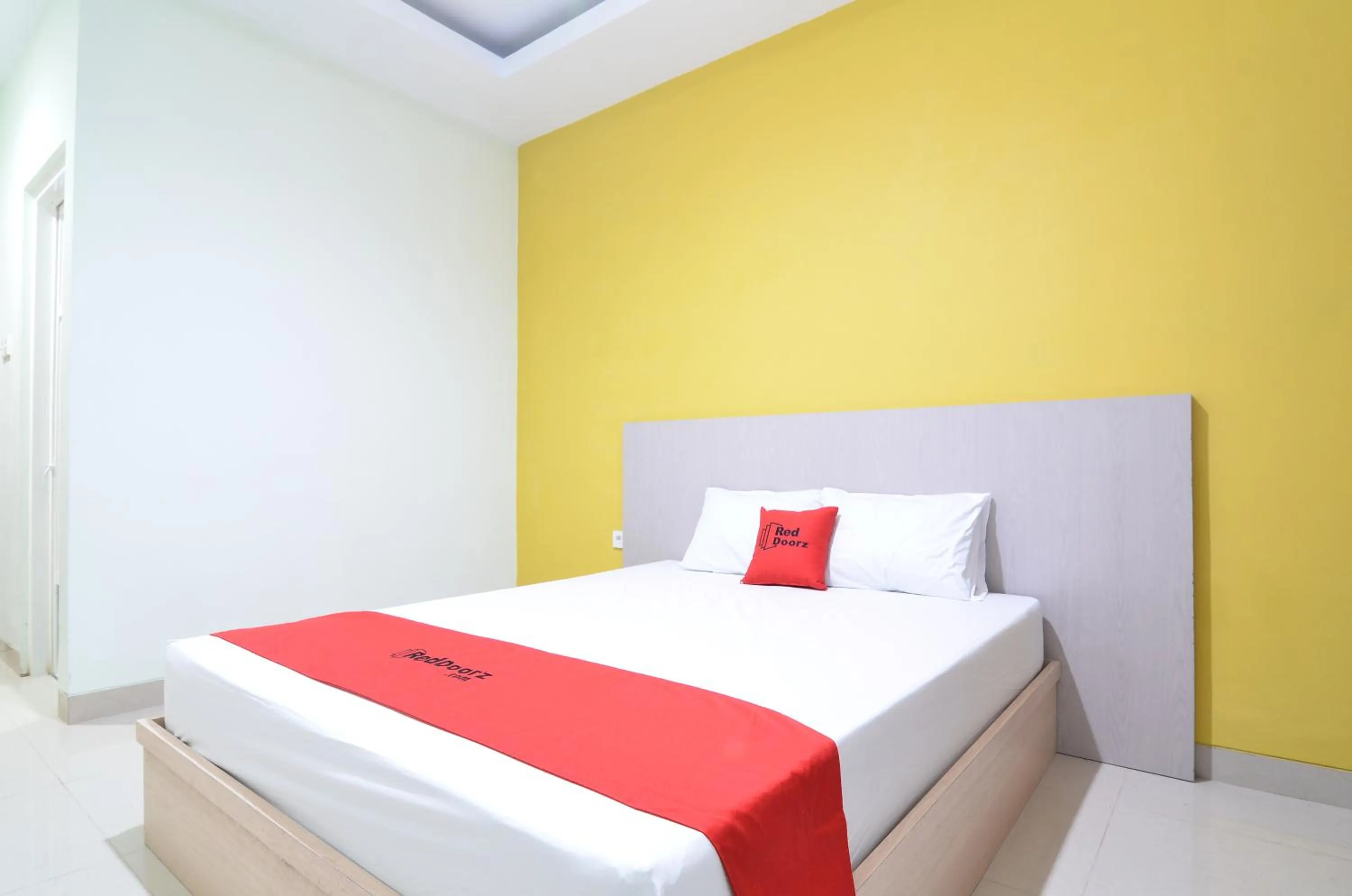 Bedroom, Bed in RedDoorz near Museum Keraton Surakarta