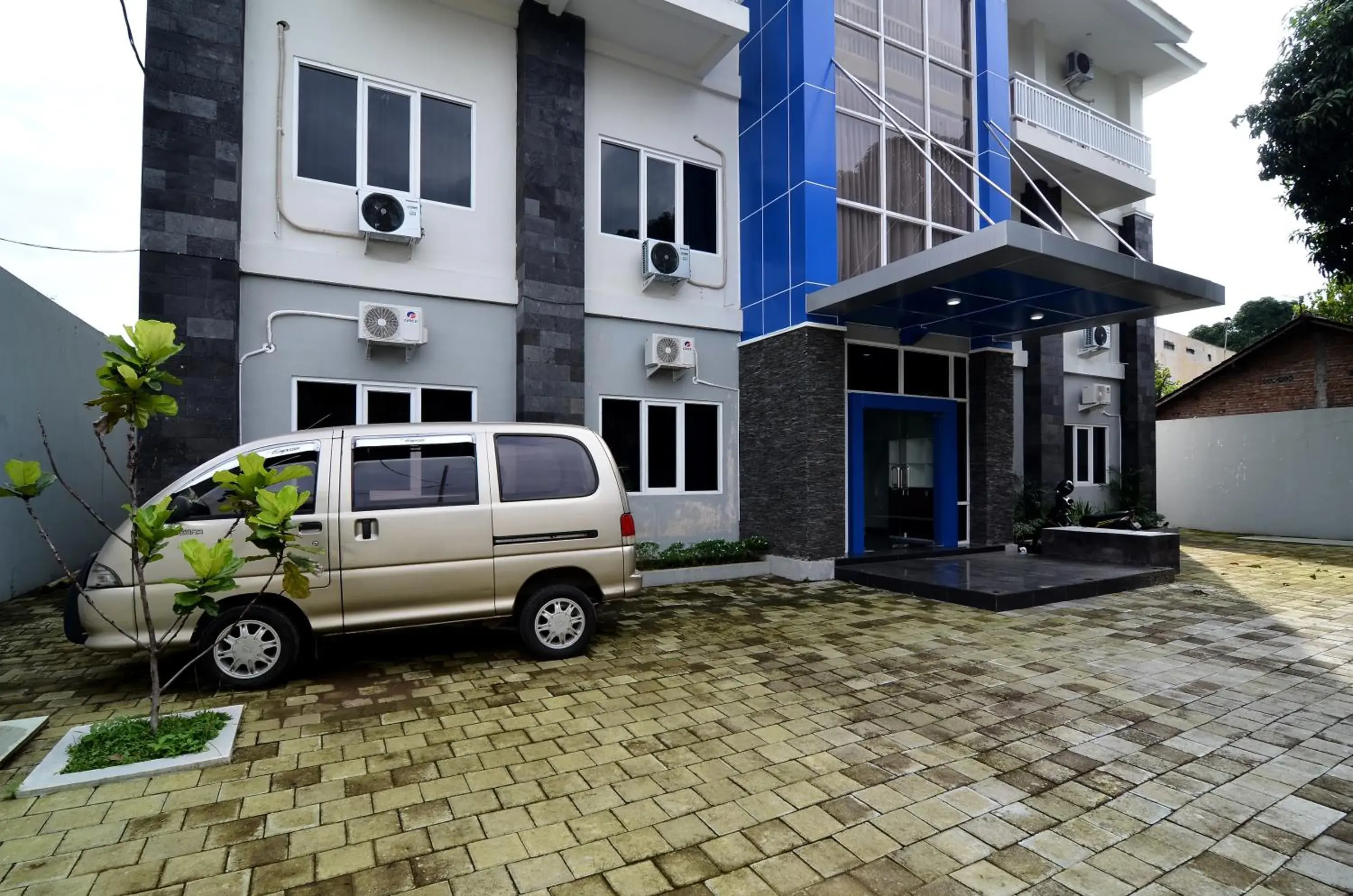 Facade/entrance in RedDoorz near Museum Keraton Surakarta Facade/entrance in RedDoorz near Museum Keraton Surakarta