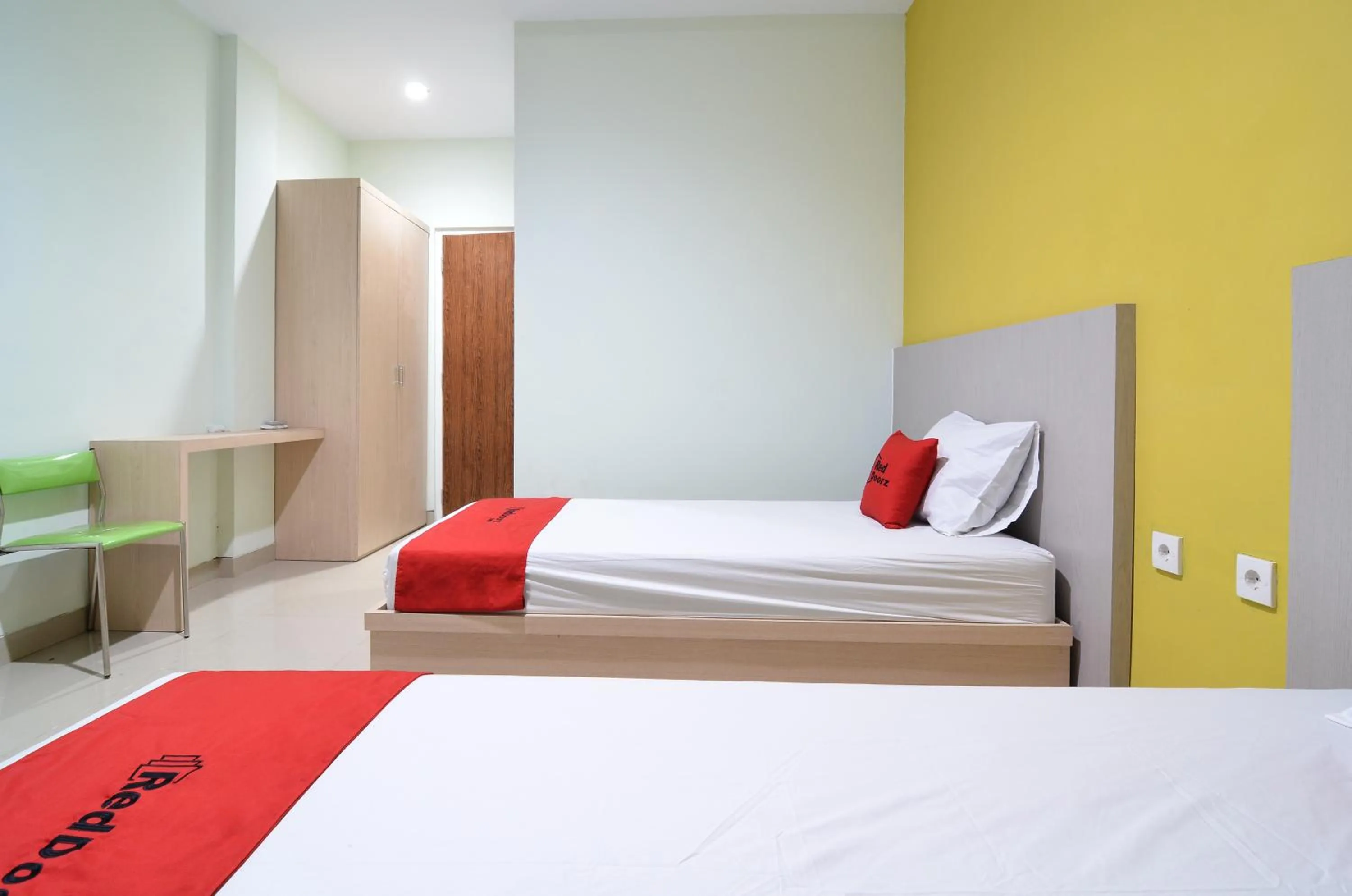 Bedroom, Bed in RedDoorz near Museum Keraton Surakarta