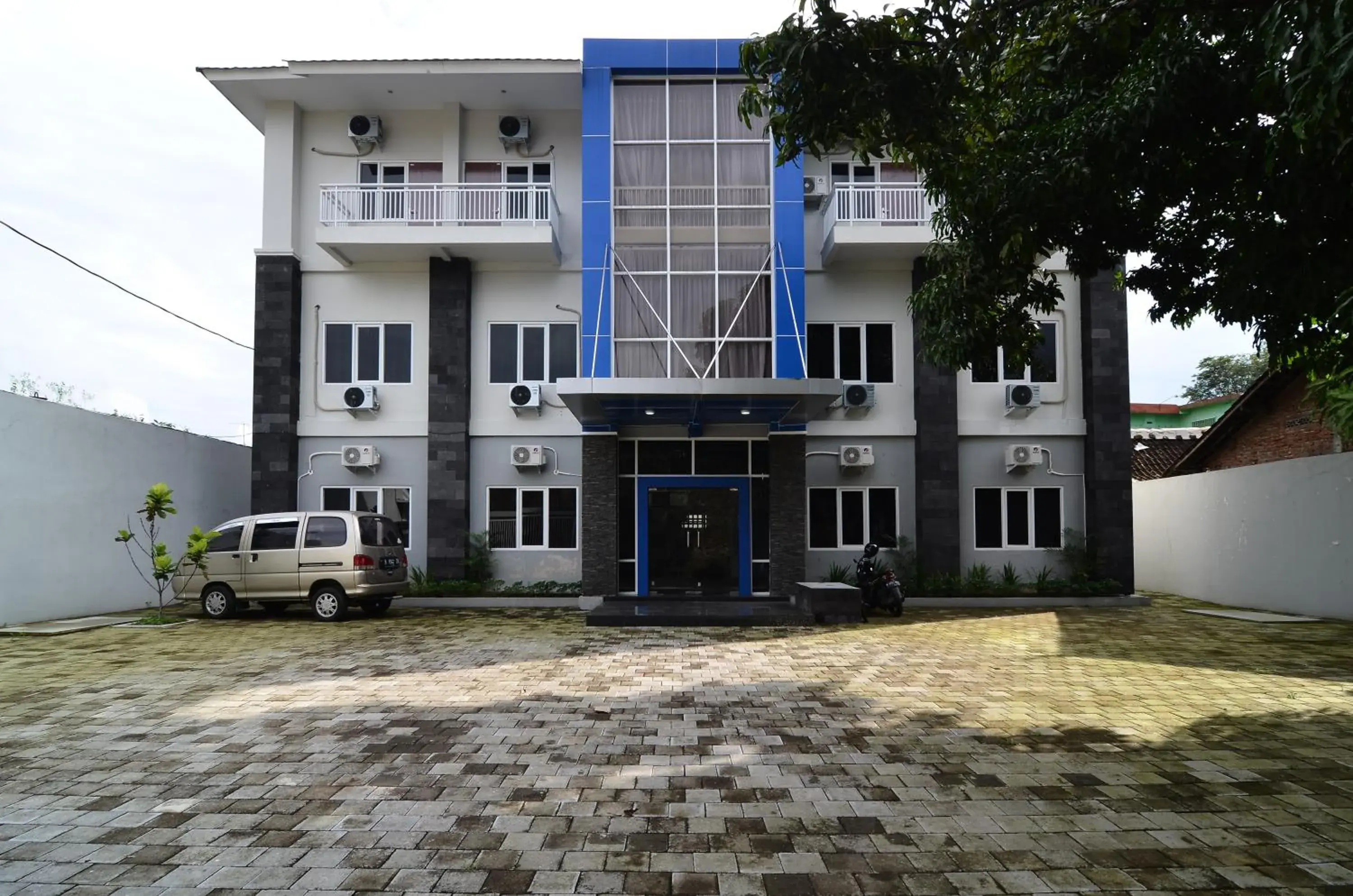 Property building in RedDoorz near Museum Keraton Surakarta Property building in RedDoorz near Museum Keraton Surakarta