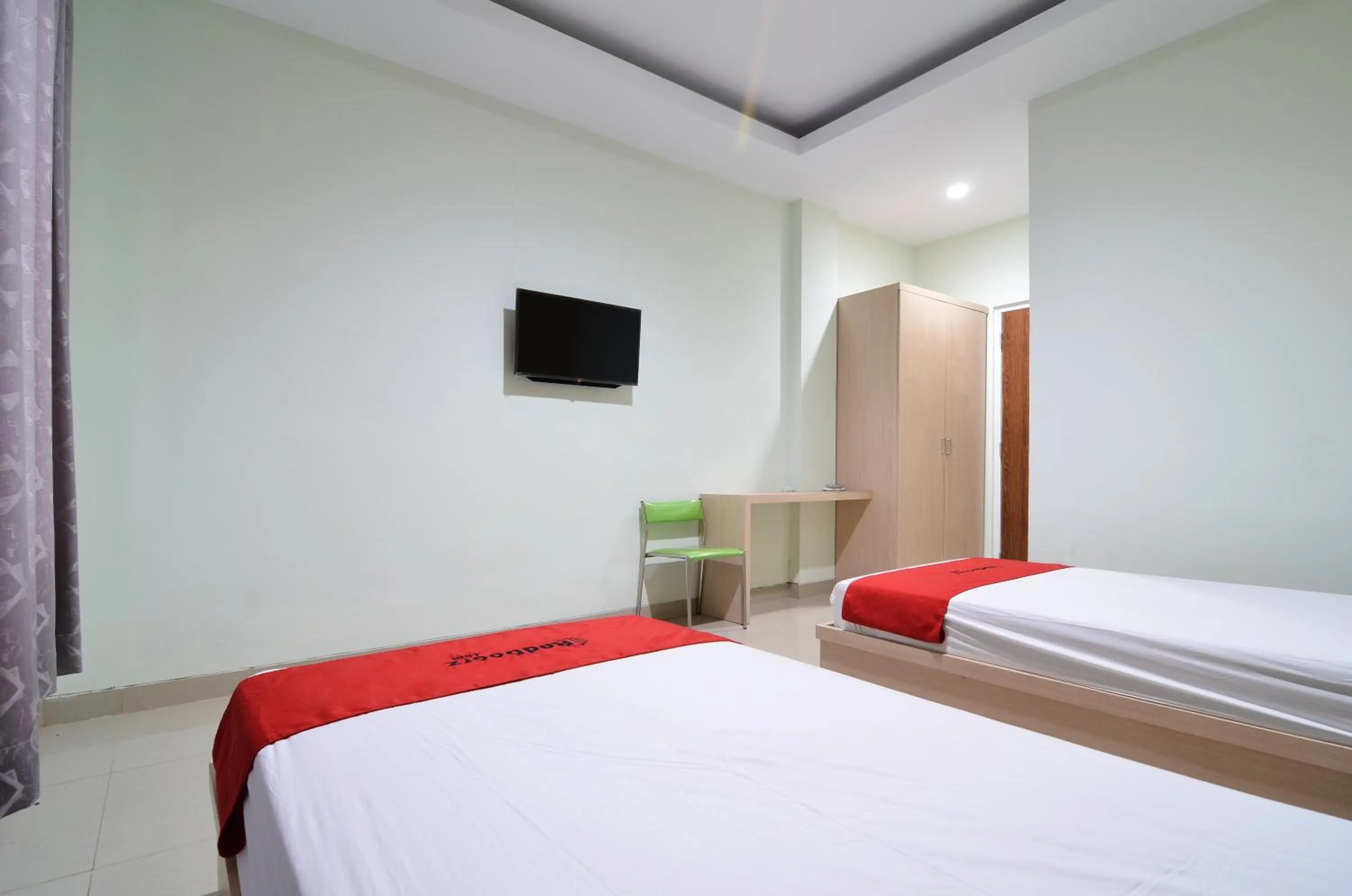 Bathroom, Bed in RedDoorz near Museum Keraton Surakarta