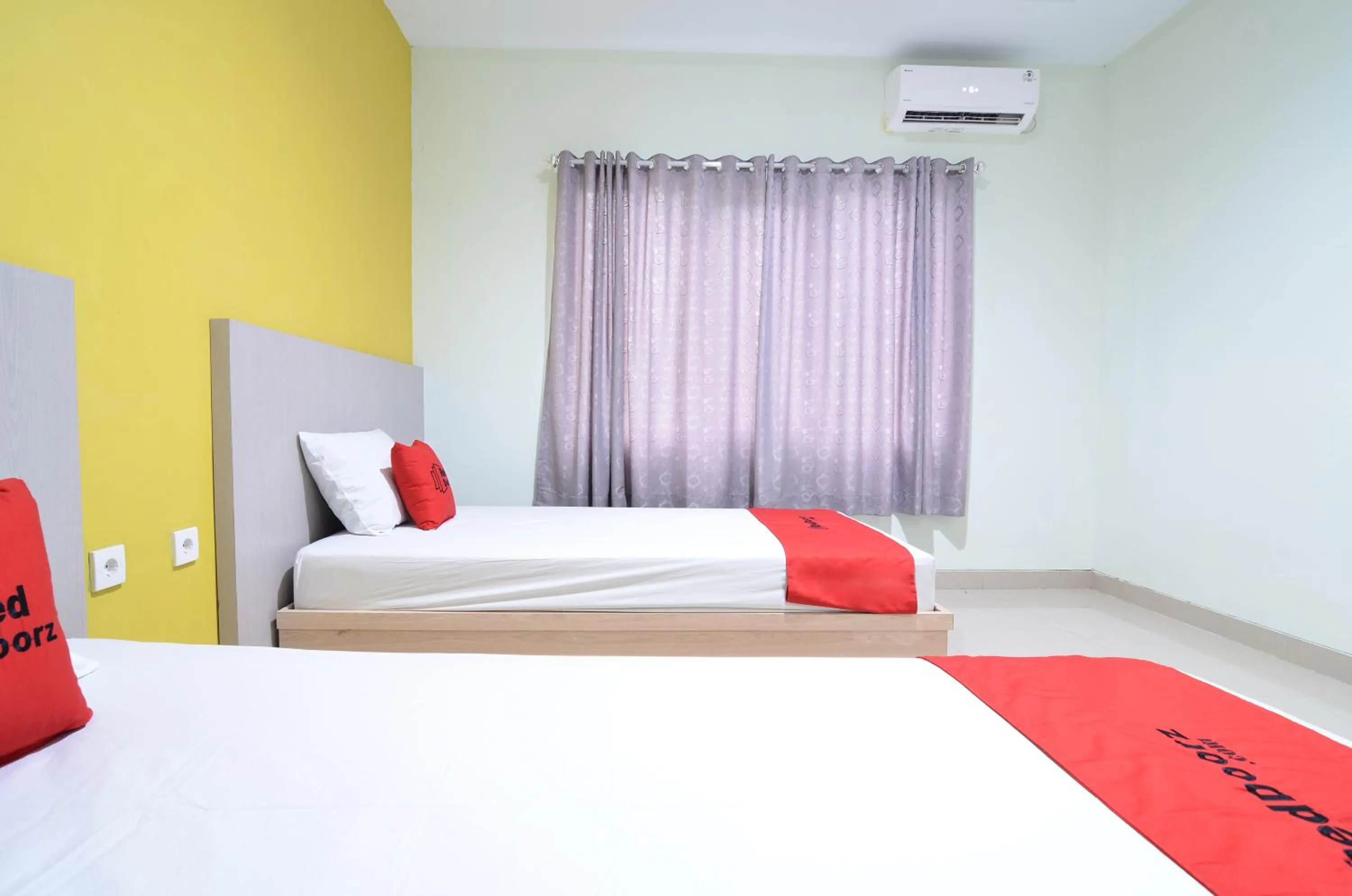 Bathroom, Bed in RedDoorz near Museum Keraton Surakarta