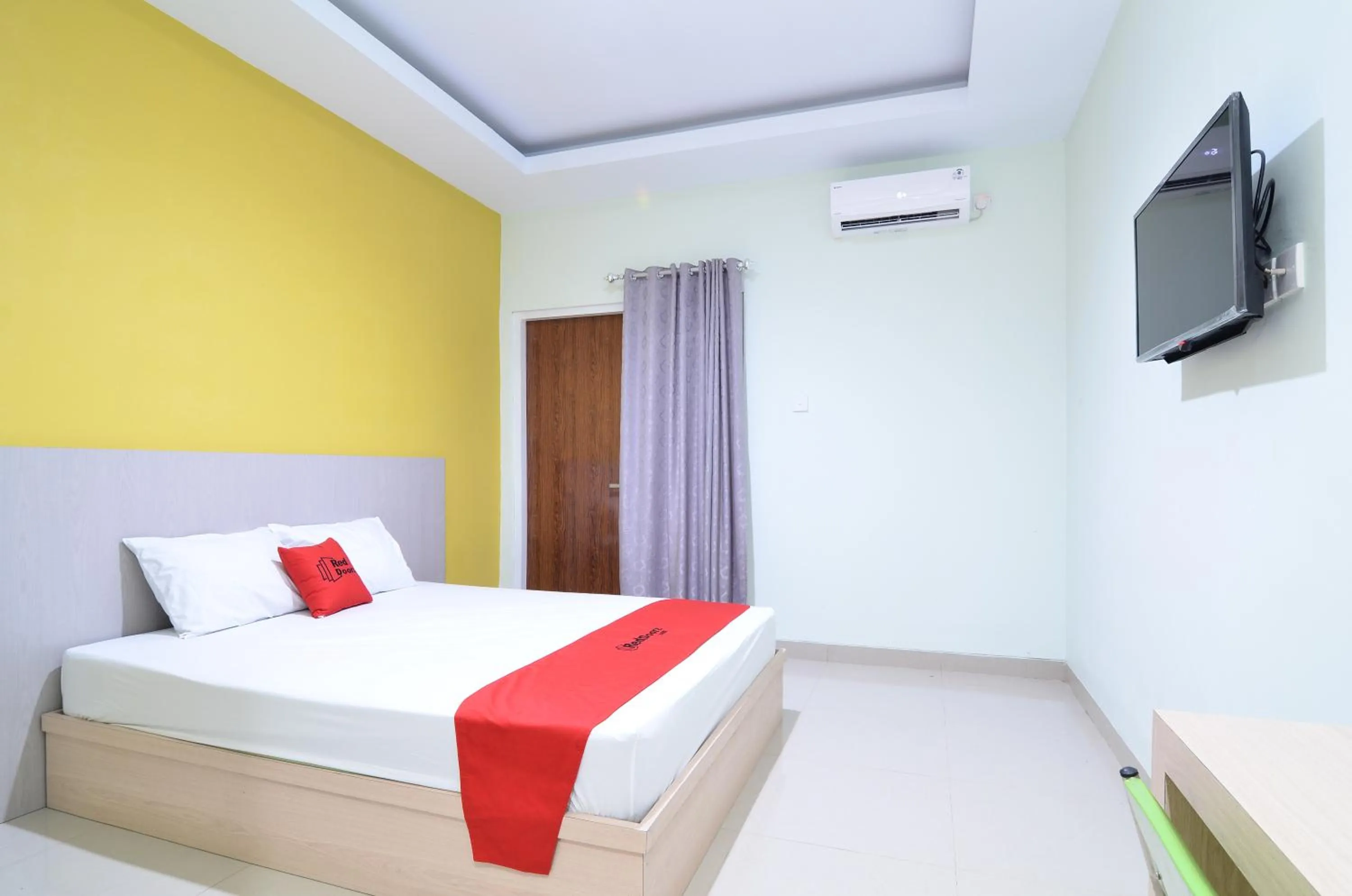 Bedroom, Bed in RedDoorz near Museum Keraton Surakarta