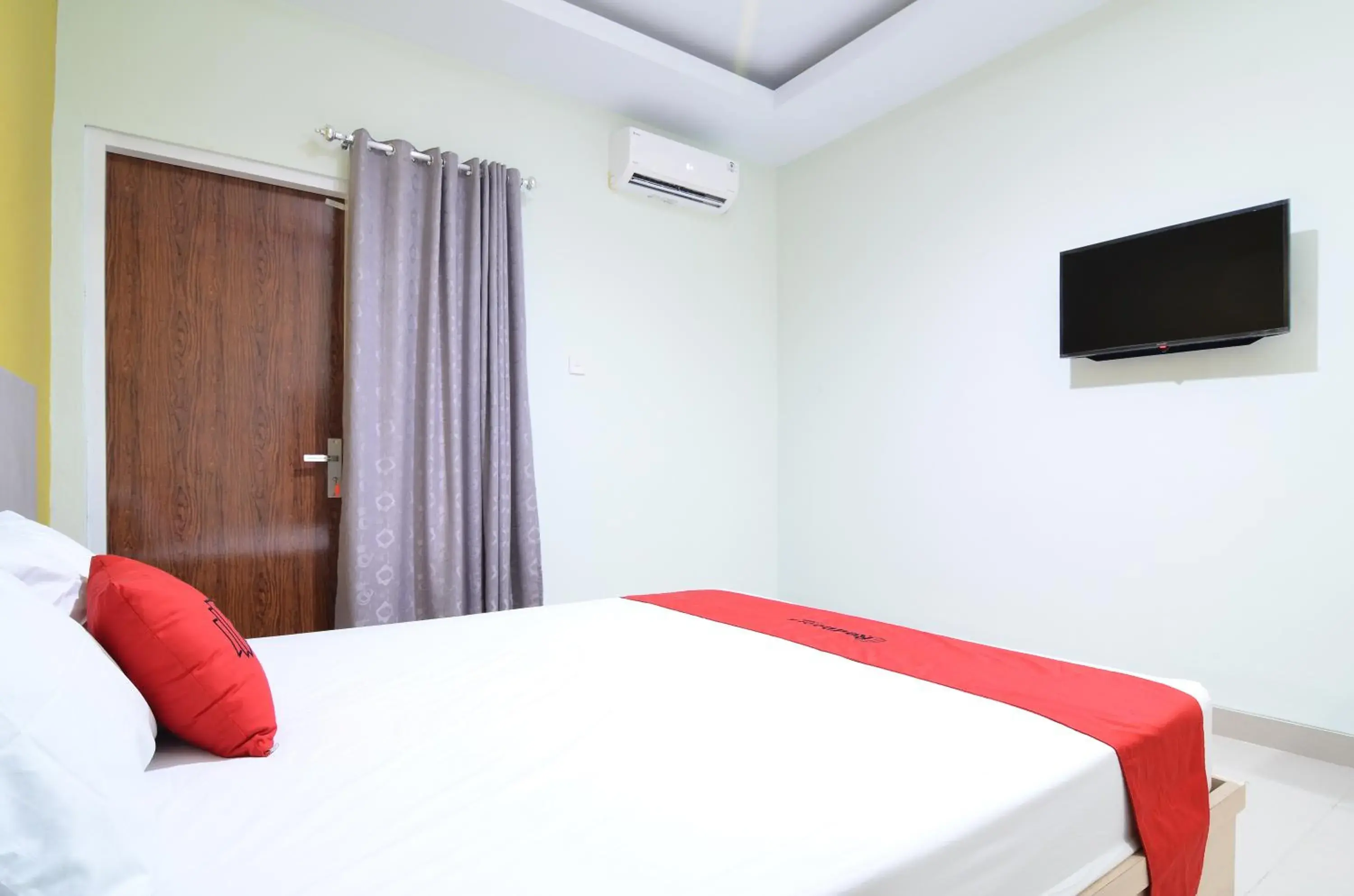 Bedroom, Bed in RedDoorz near Museum Keraton Surakarta Bedroom, Bed in RedDoorz near Museum Keraton Surakarta
