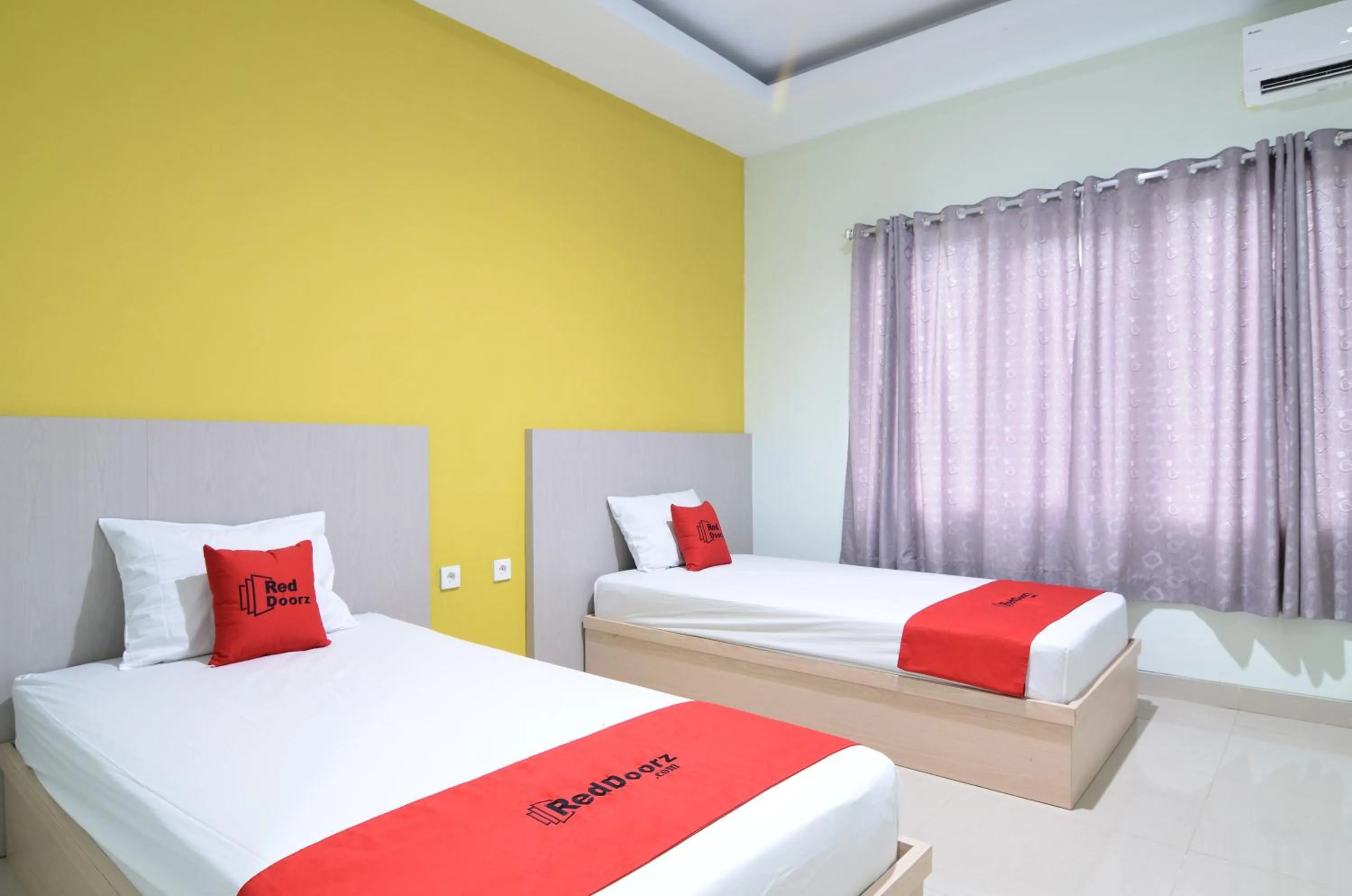 Bedroom, Bed in RedDoorz near Museum Keraton Surakarta