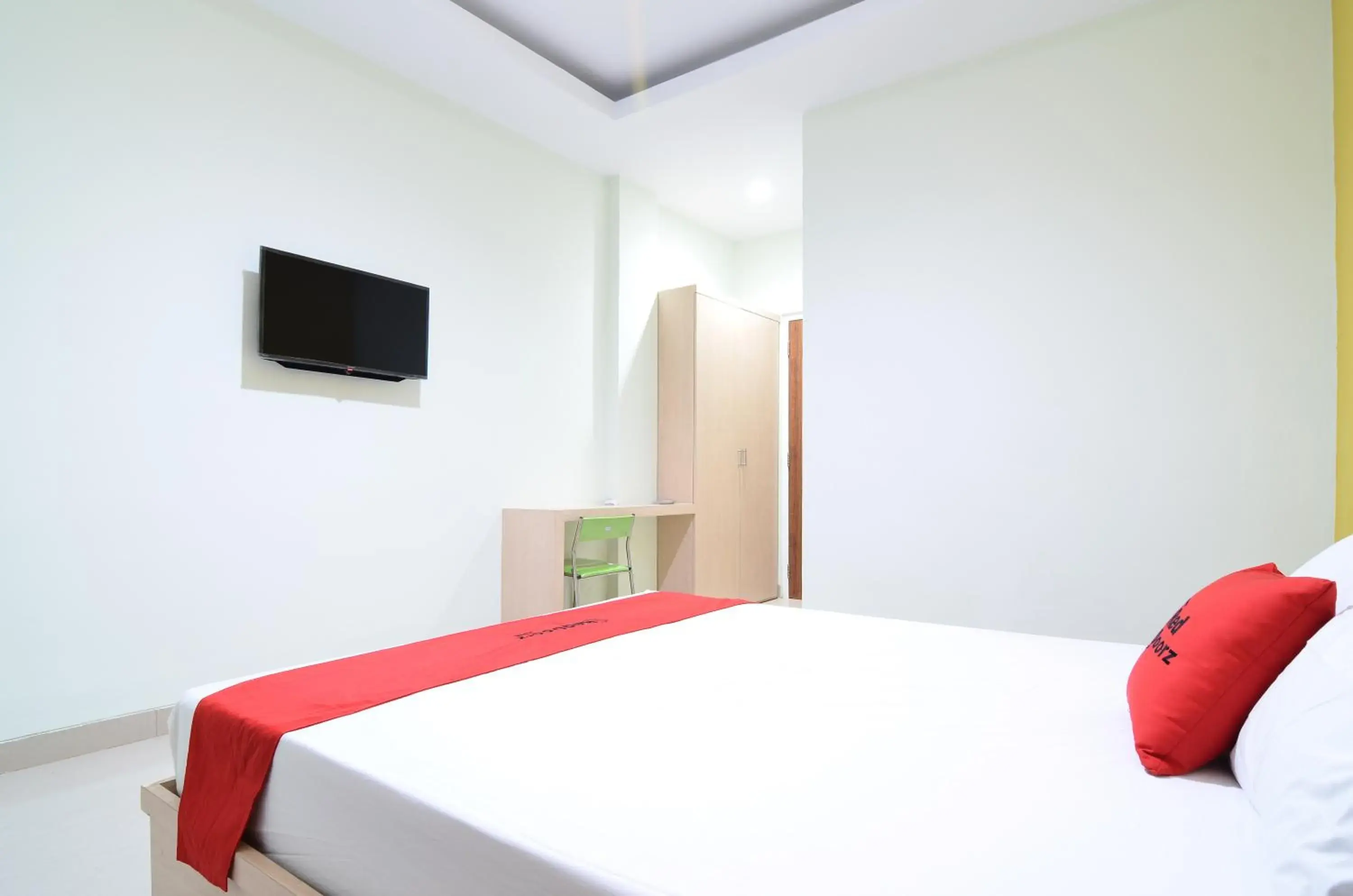 Bedroom, Bed in RedDoorz near Museum Keraton Surakarta Bedroom, Bed in RedDoorz near Museum Keraton Surakarta